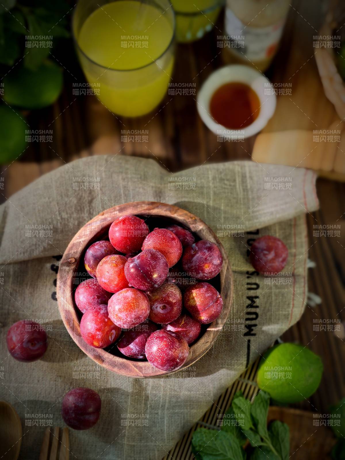 新鲜李子与果汁