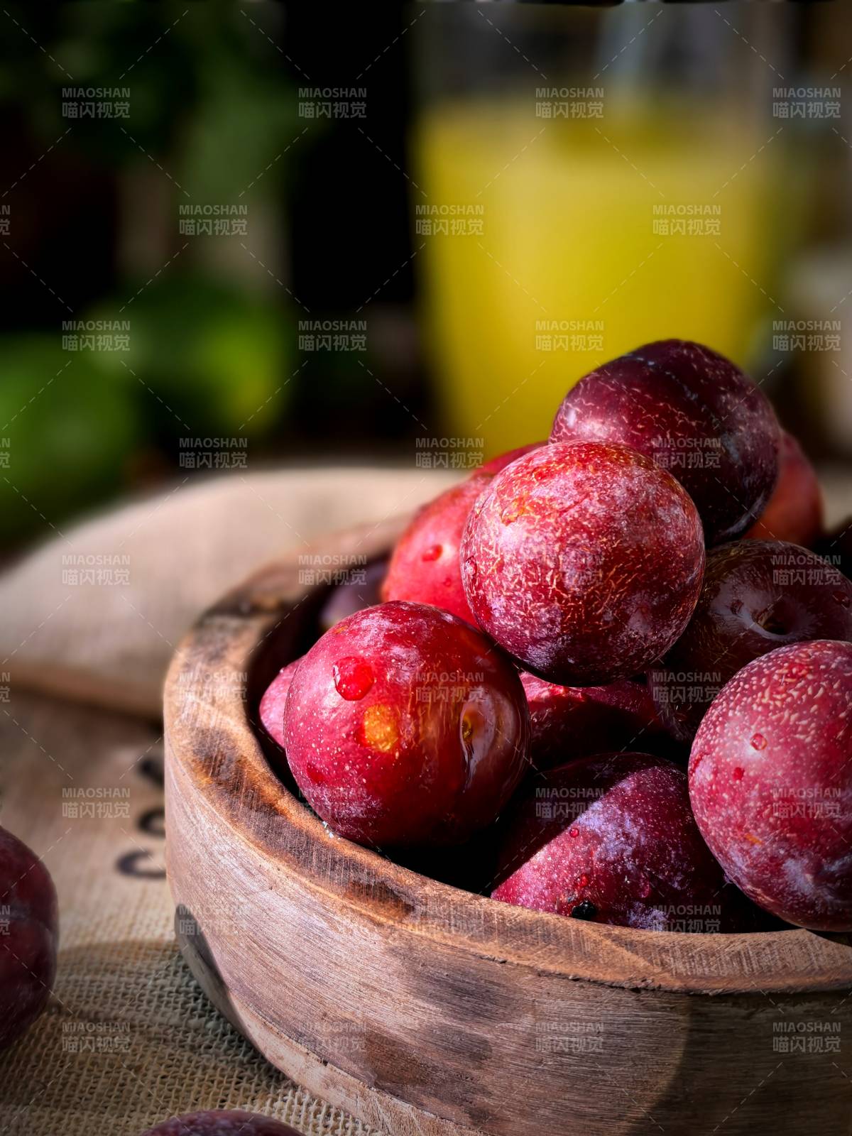 木碗中的鲜红李子
