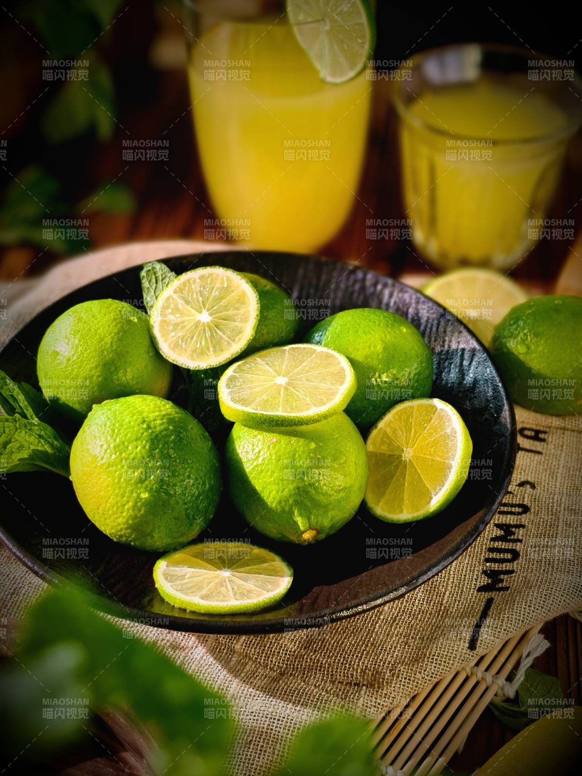 青檸與飲品的靜謐時光