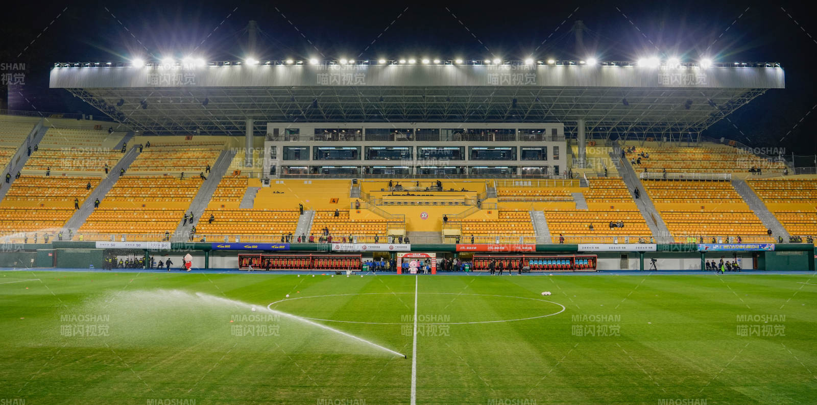 空旷的足球场夜景