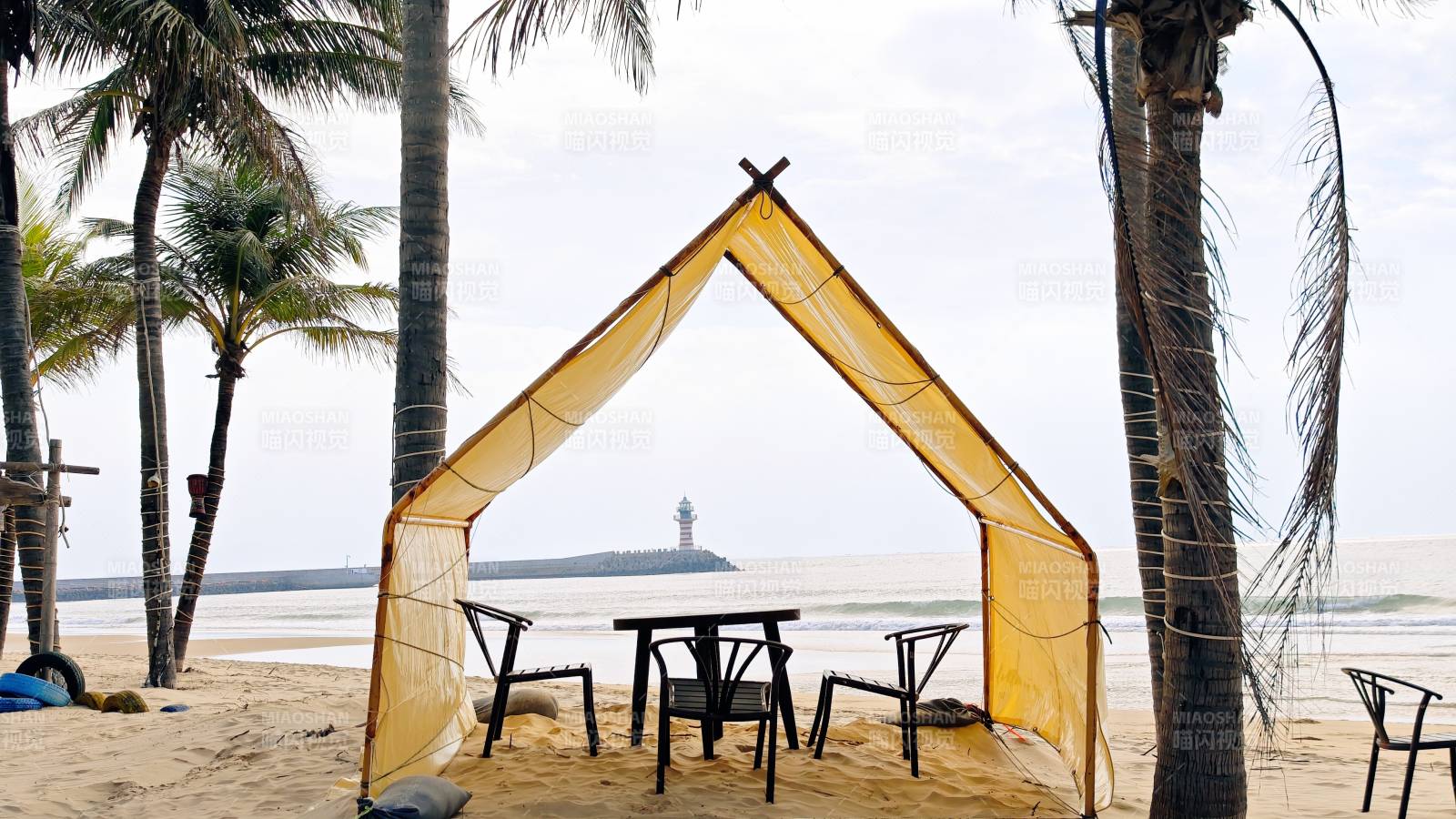 海南三亚清水湾的沙滩椰林与帐篷