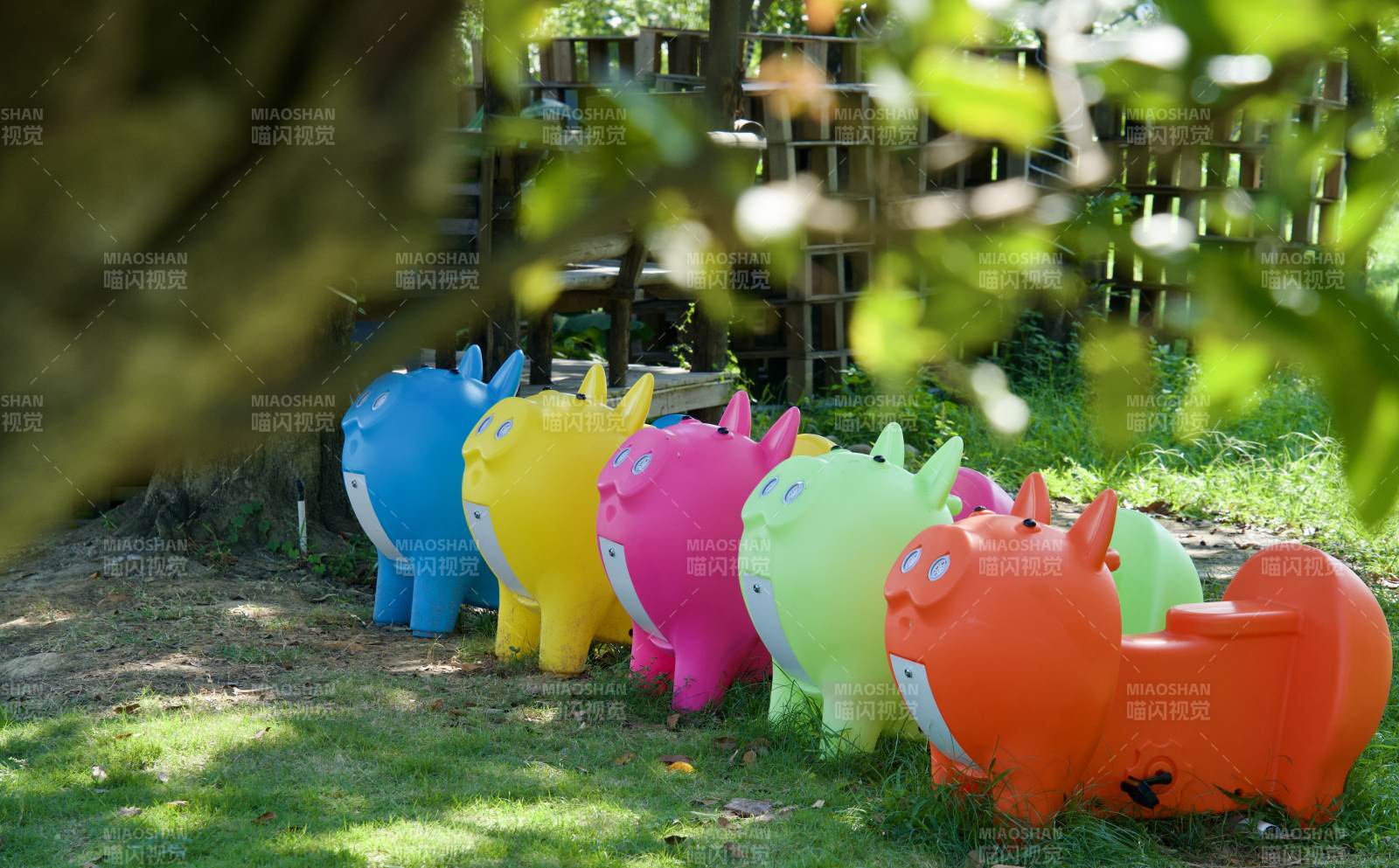 彩色小豬排排坐