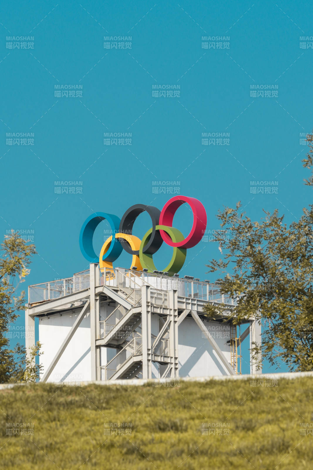 北京石景山奥运五环高耸入云