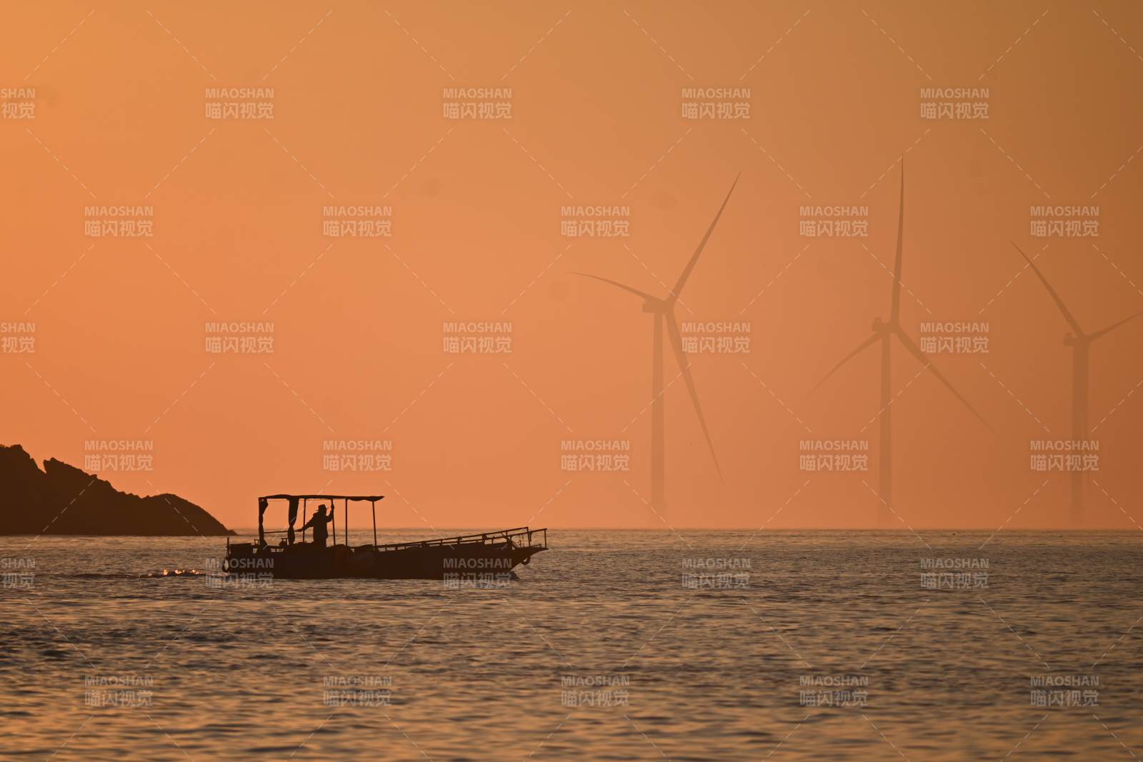 夕阳下的风车与渔船