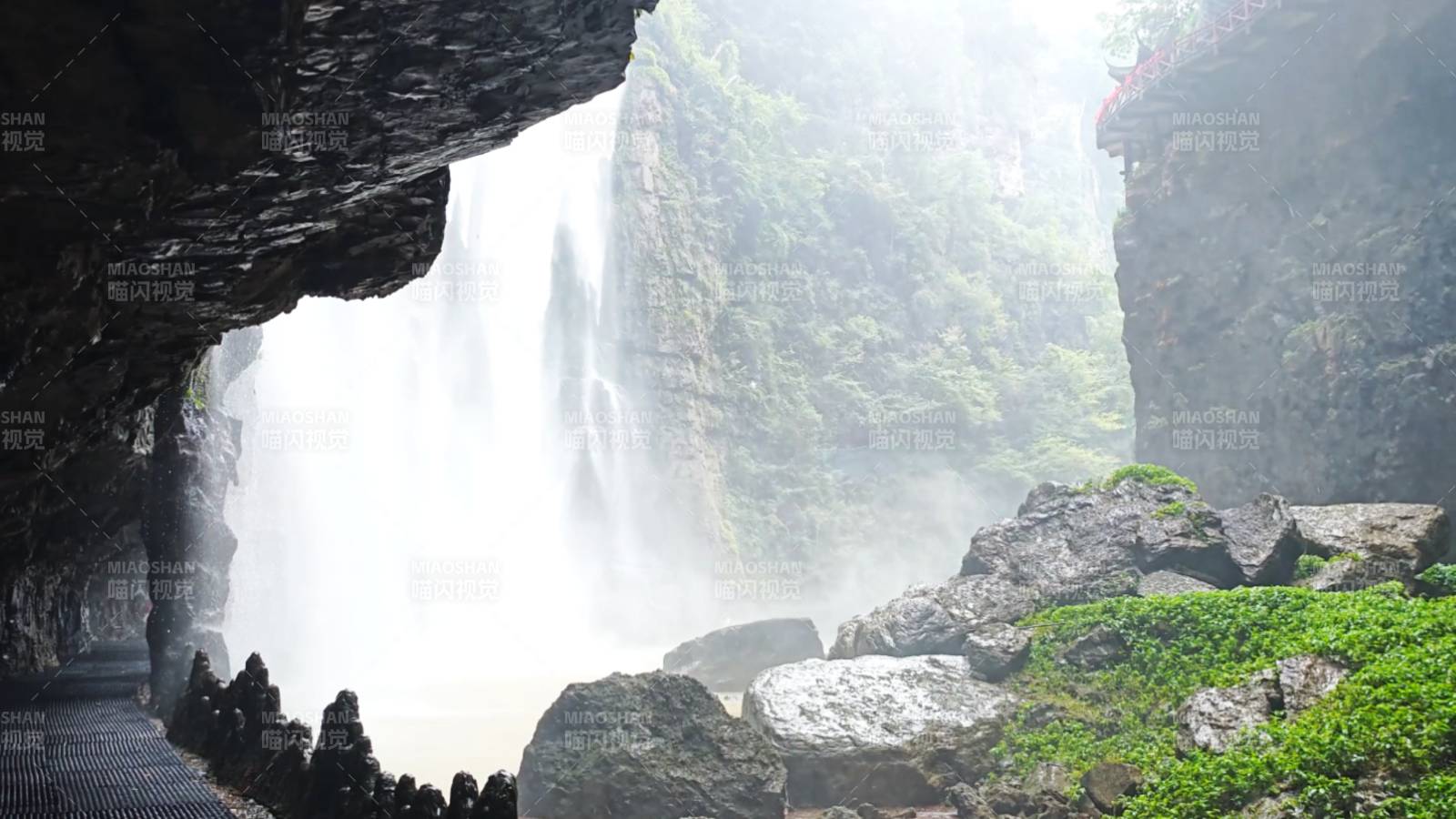 瀑布洞中景
