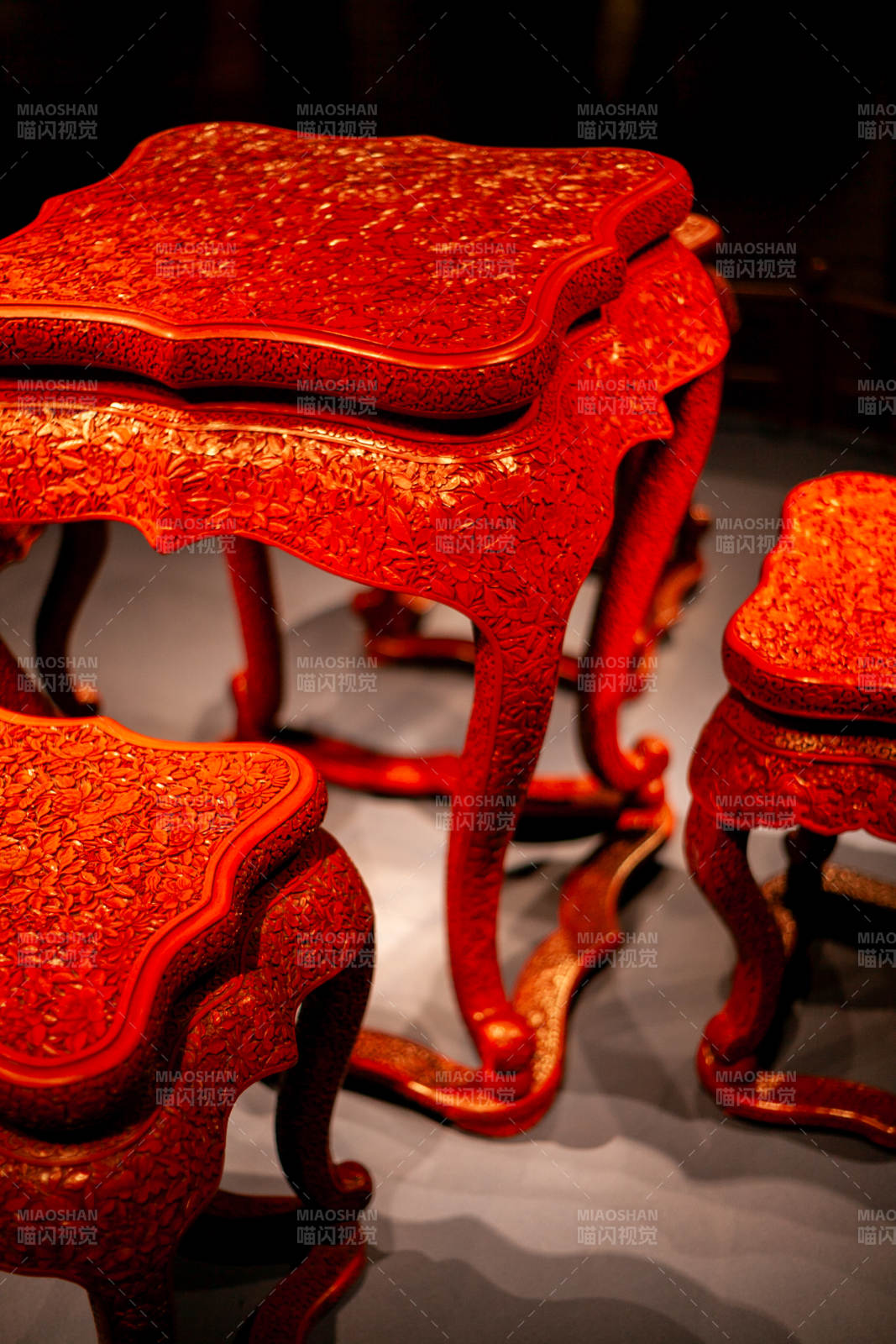 紅漆雕花桌椅