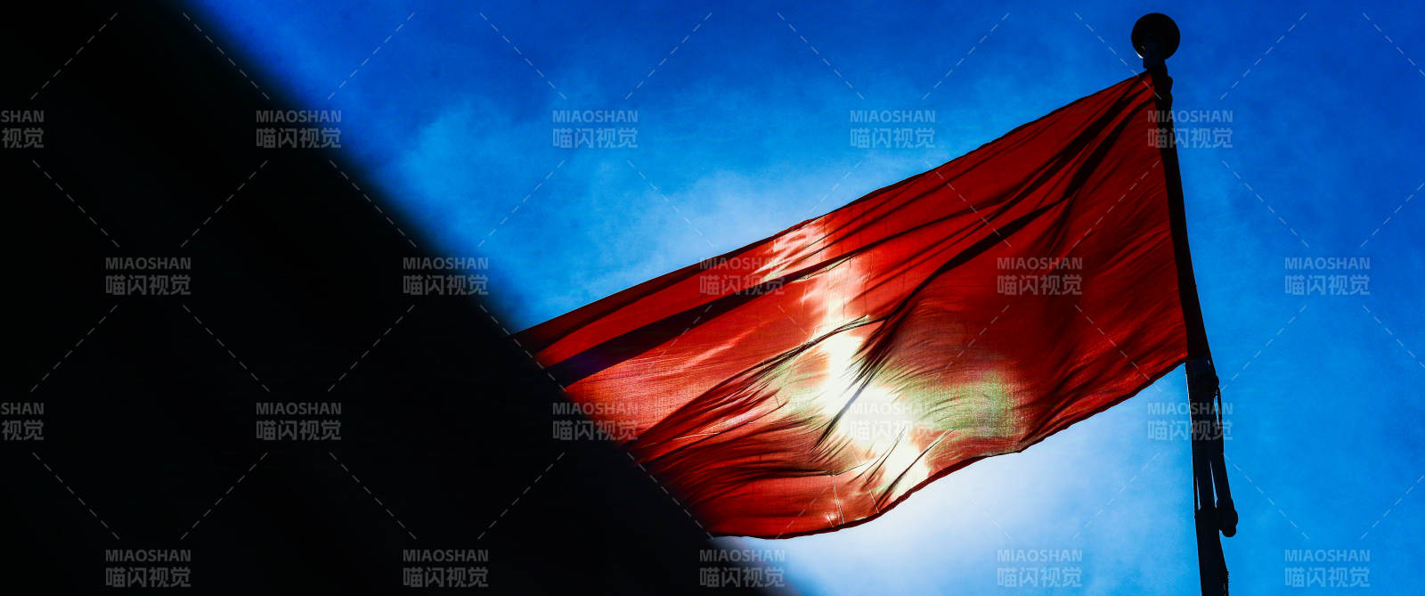 红旗飘扬在蓝天中
