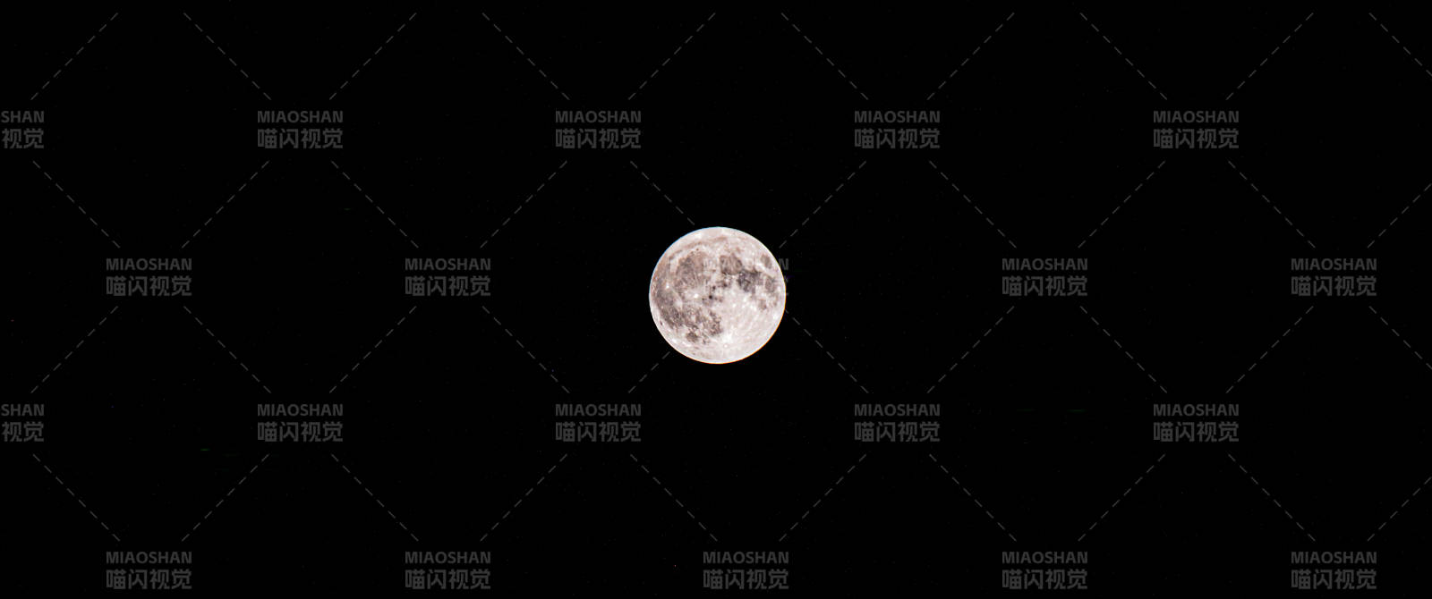 皎洁明月夜空悬