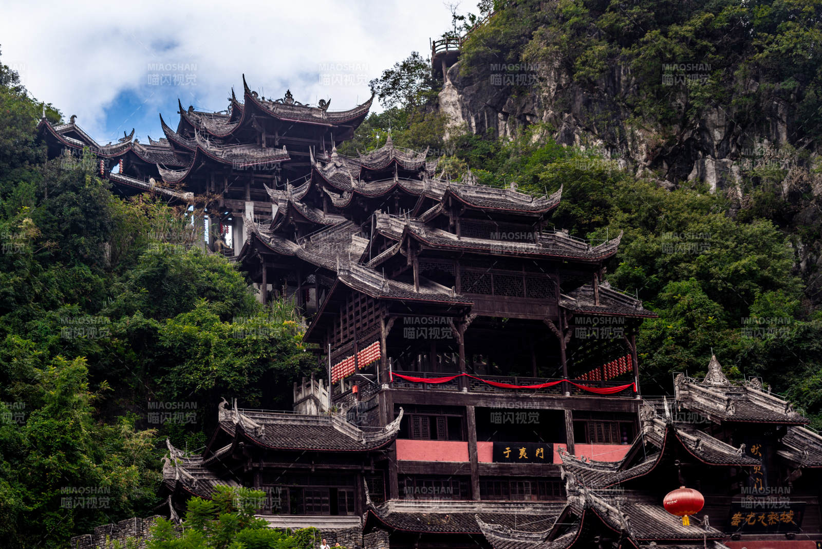 重庆山间古寺飞檐翘角
