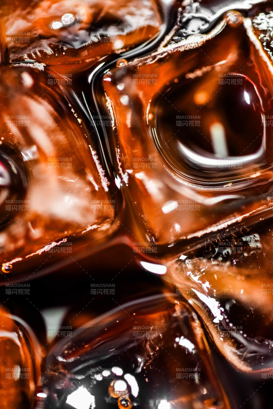 冰块与可乐的交融