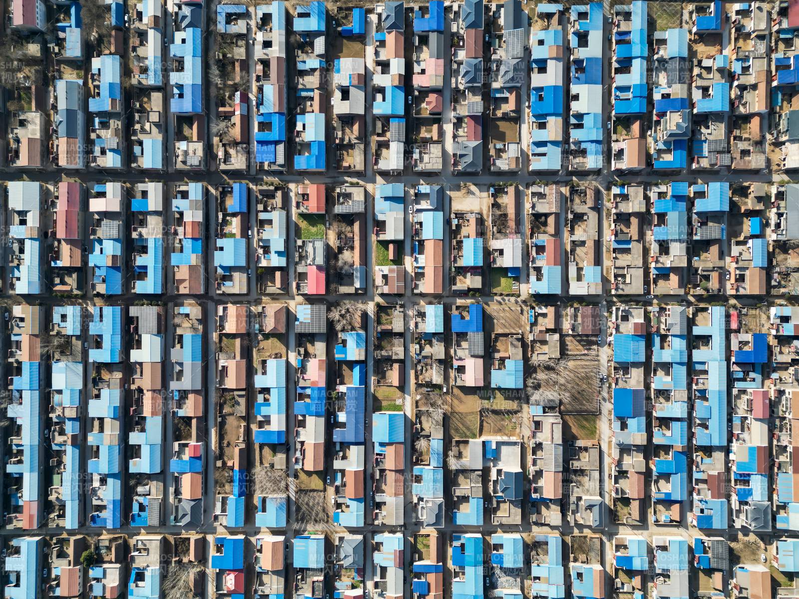 河南俯瞰彩色屋頂小鎮(zhèn)