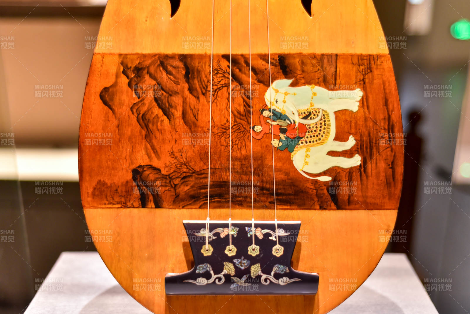 古琴上的山水畫