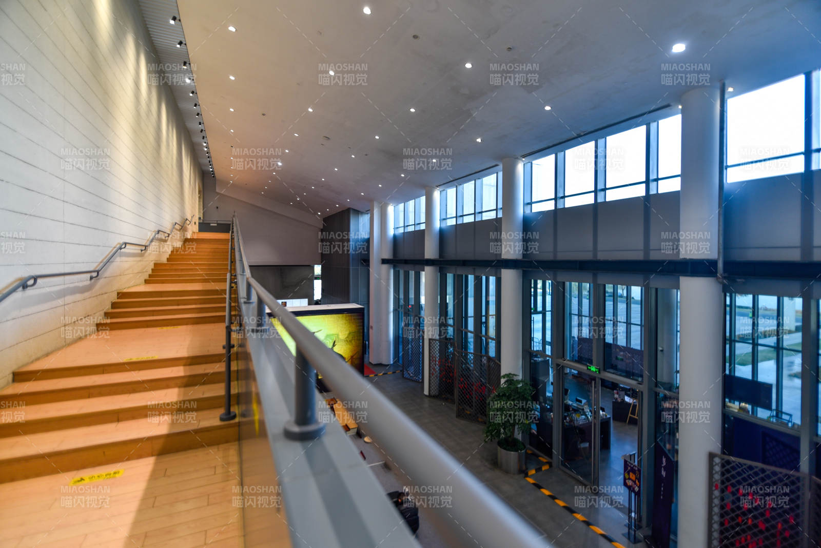 現代建筑內部走廊