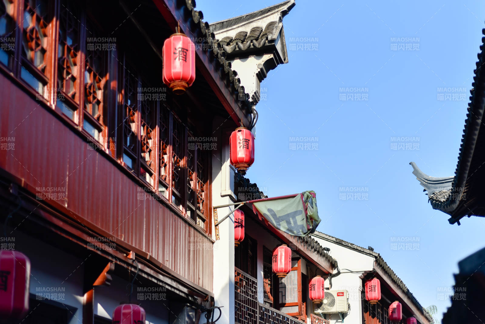 沿海古街紅燈映晴空