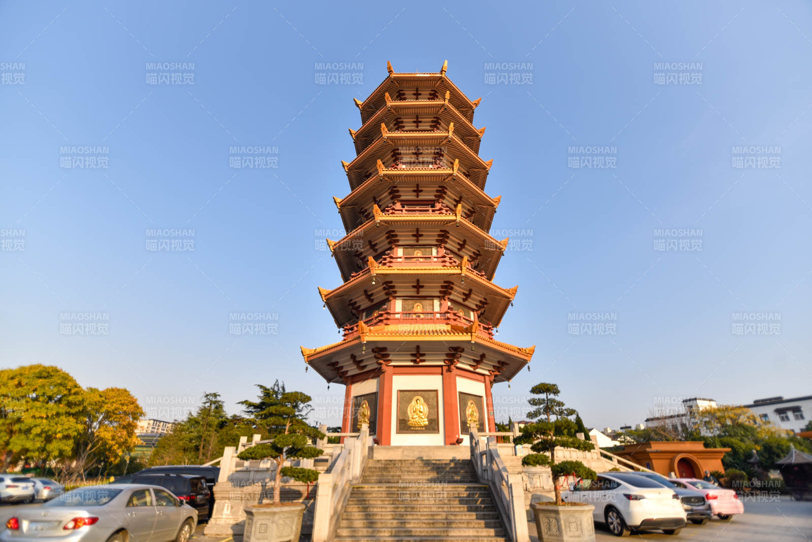 上海古塔巍峨映蓝天