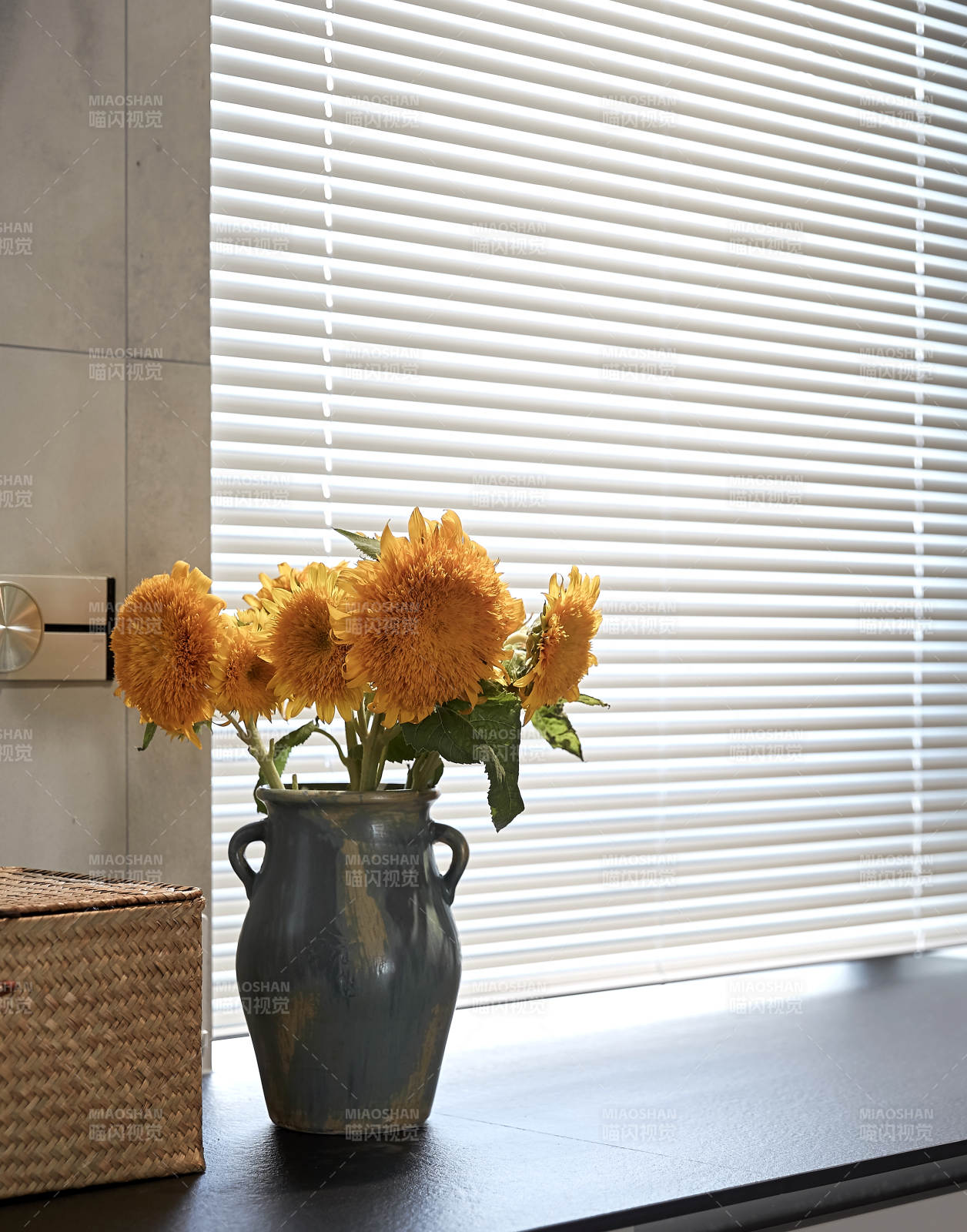 窗边向日葵静谧绽放