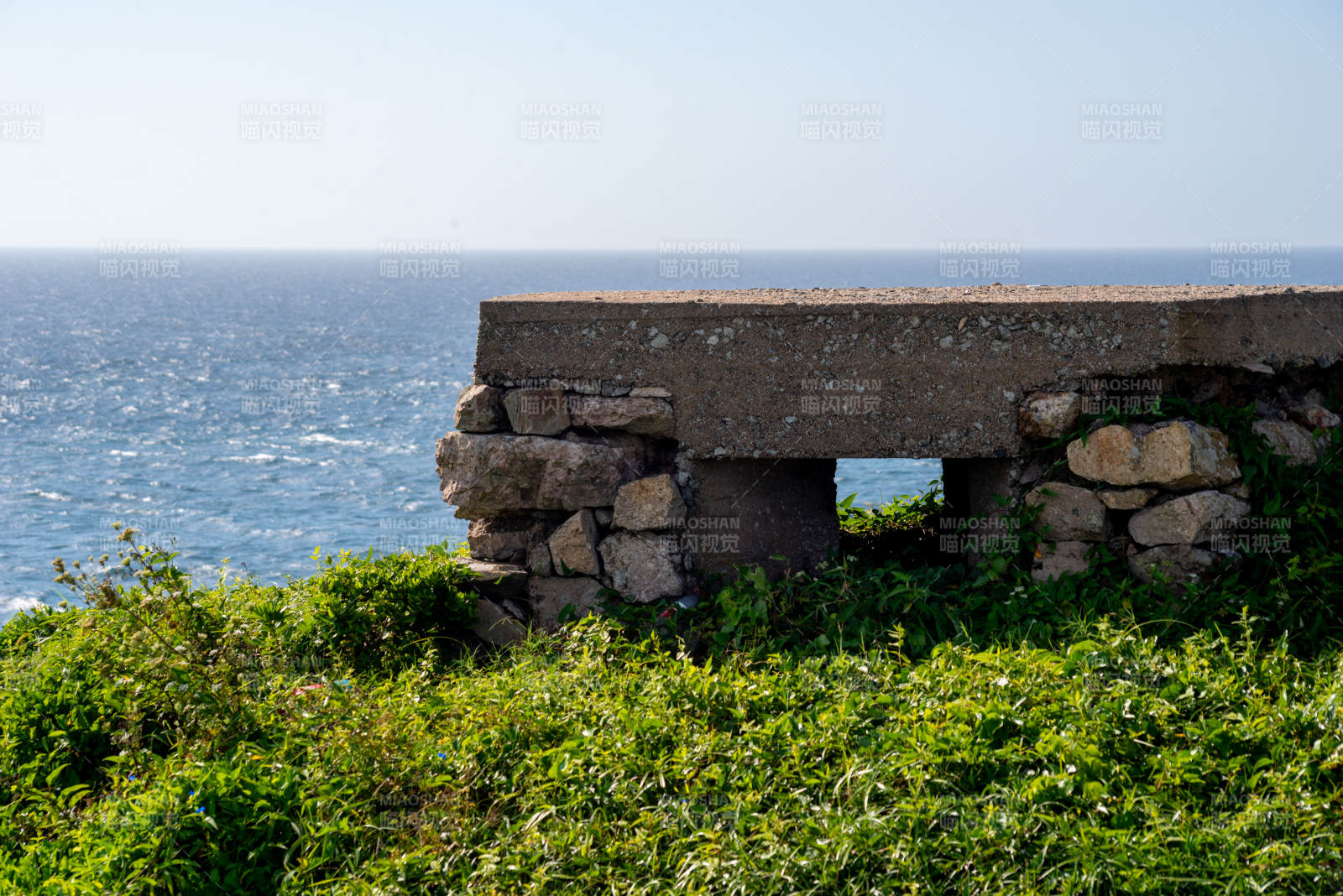 海邊石凳靜謐景