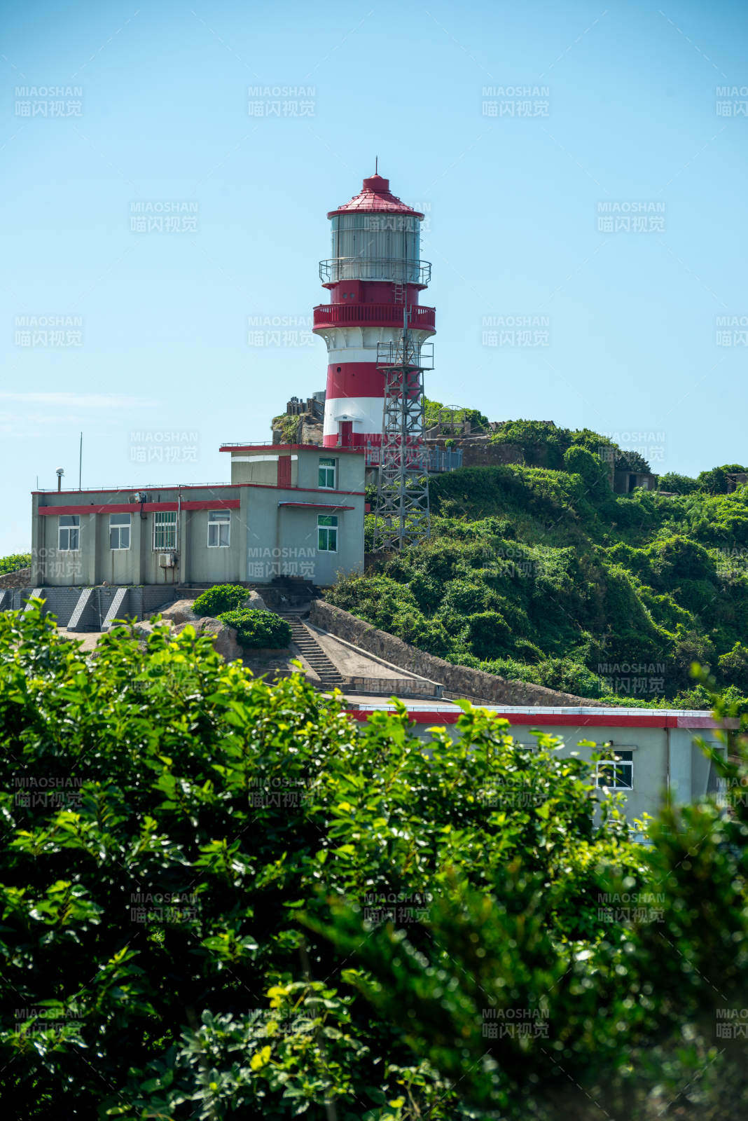 渔山岛灯塔守望碧海蓝天