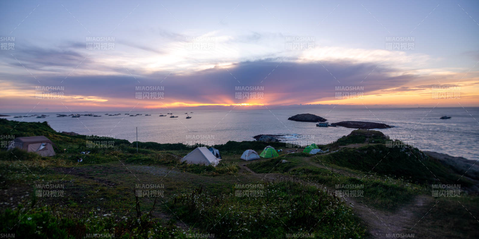 漁山島海邊日落露營圖