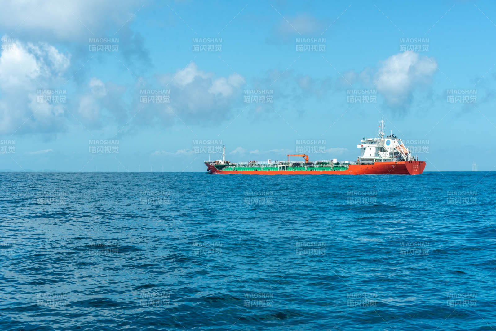 远洋货轮航行于碧海