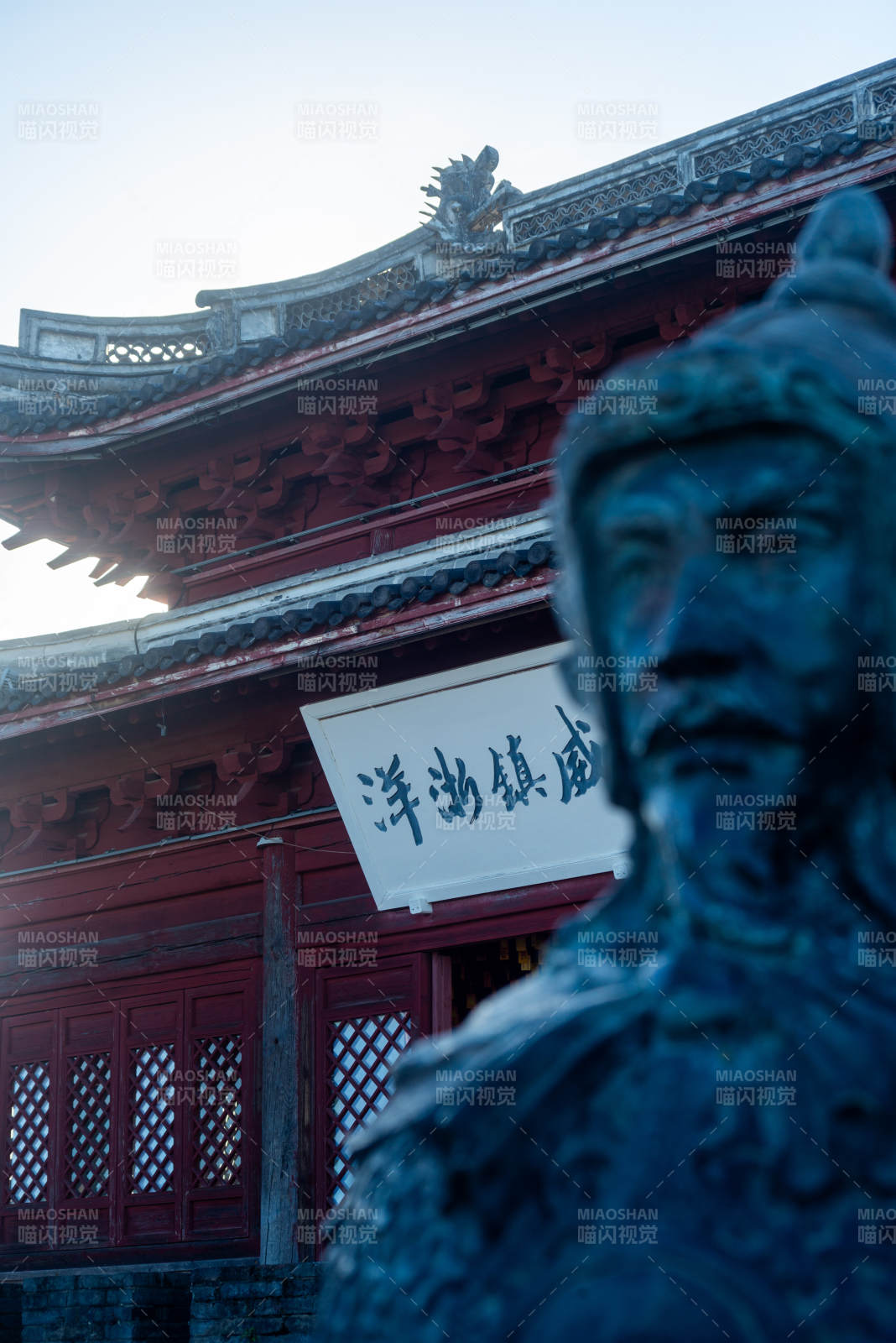 临海古庙前的青铜武士