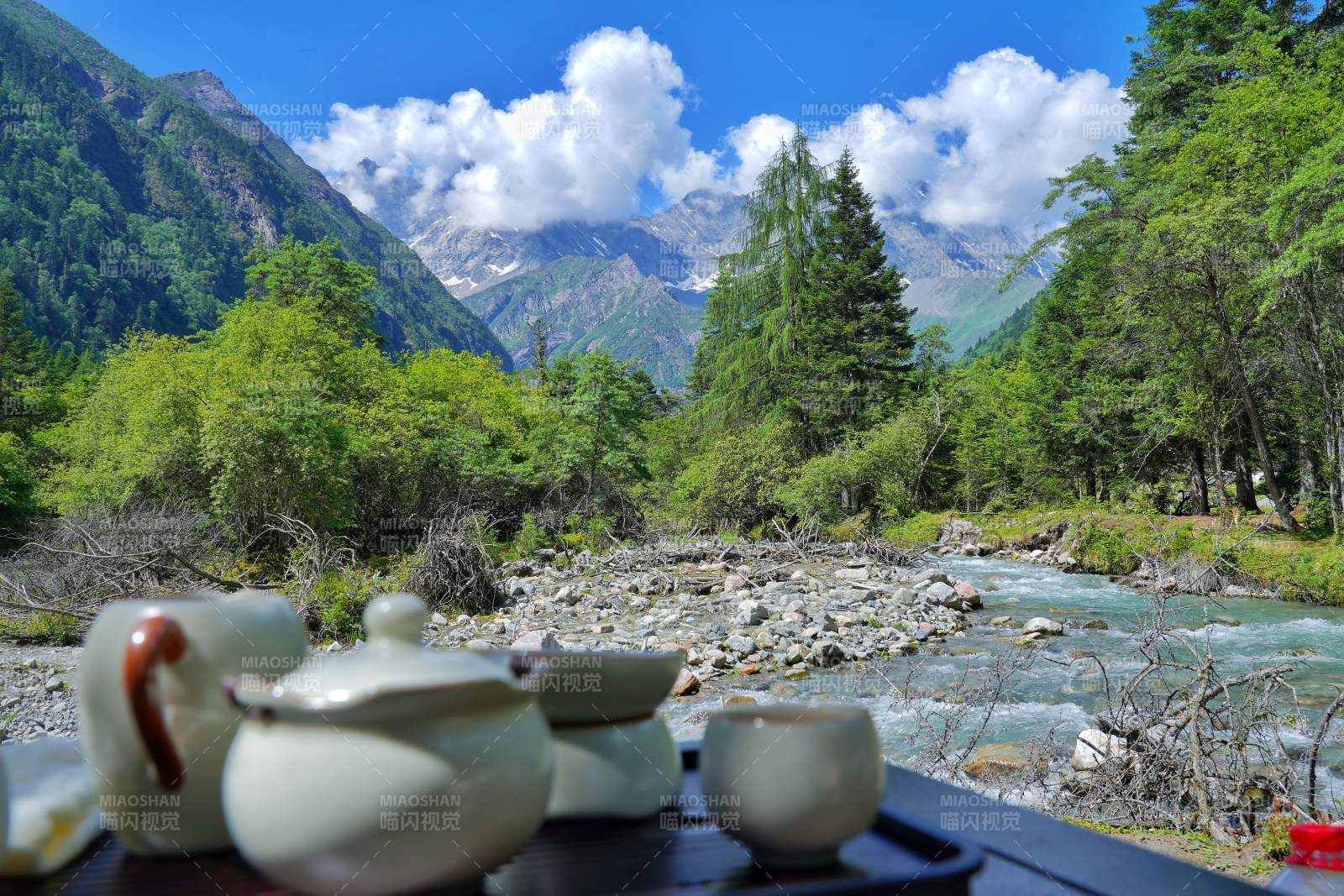 山間茶香 溪流相伴