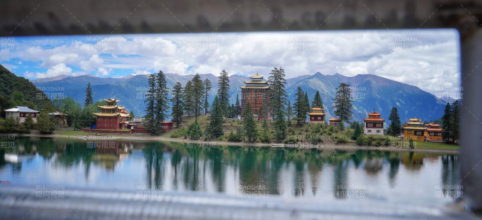 新龍措卡湖湖畔古寺風光