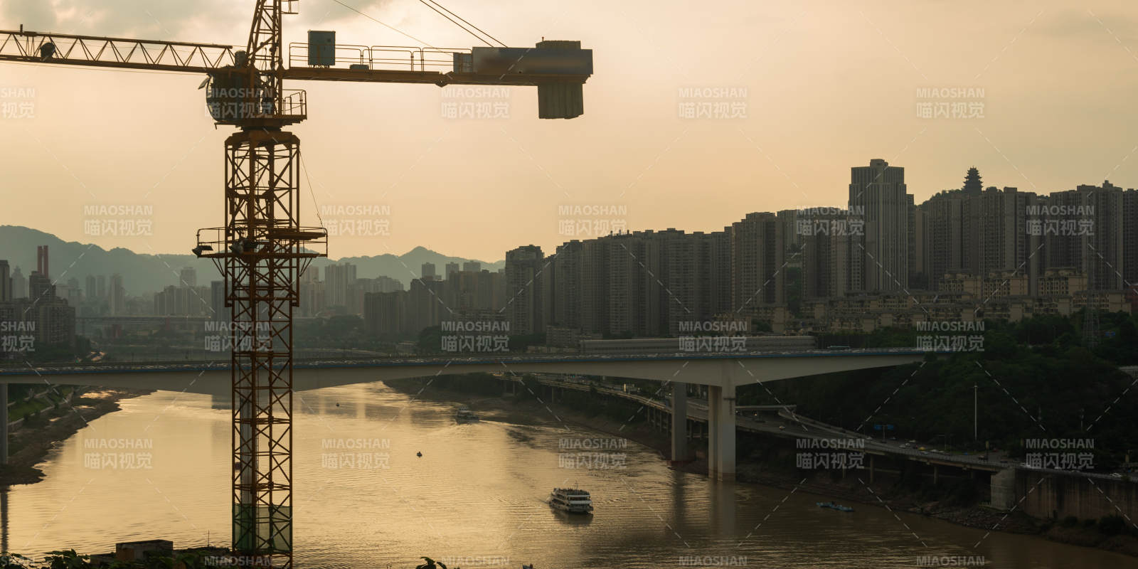 城市河畔建設景象