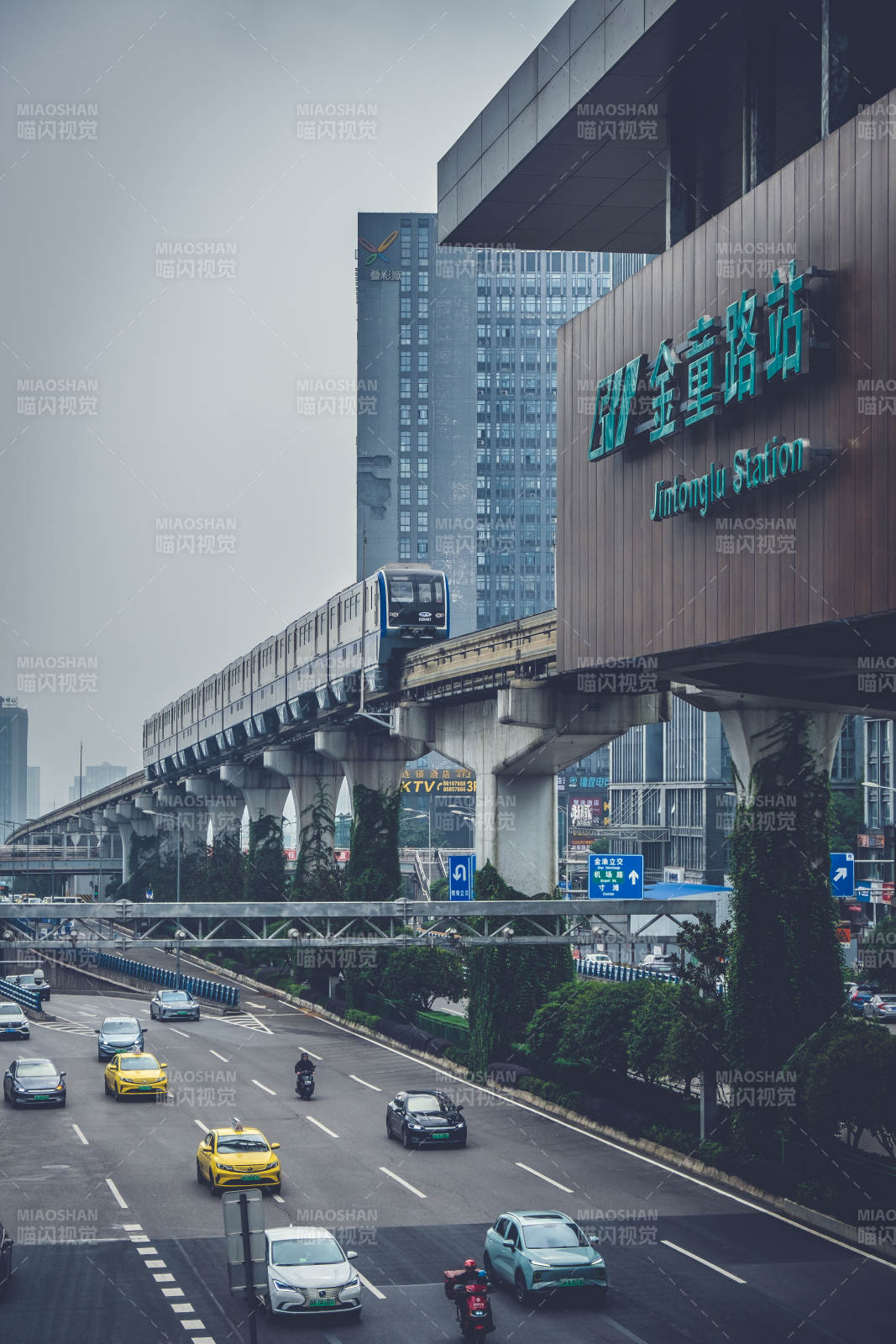 重庆金童路站轻轨穿城