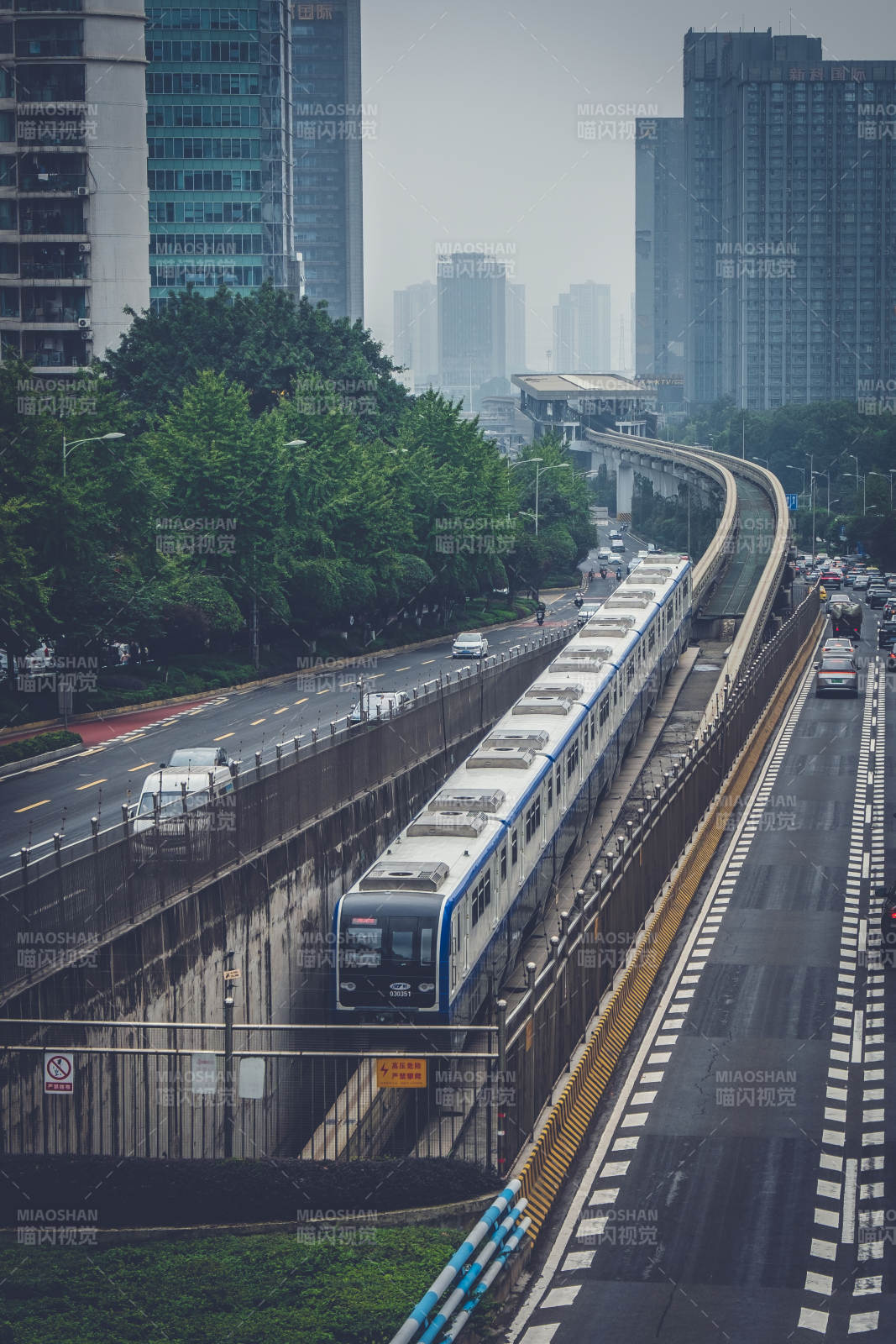 重庆城市轻轨穿行记