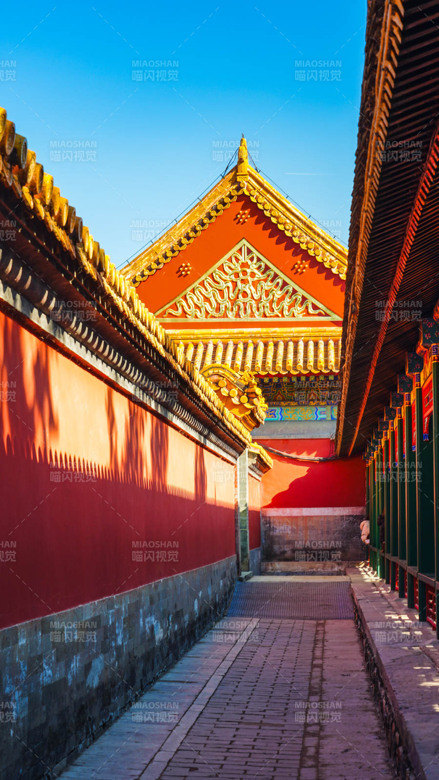 颐和园红墙金瓦