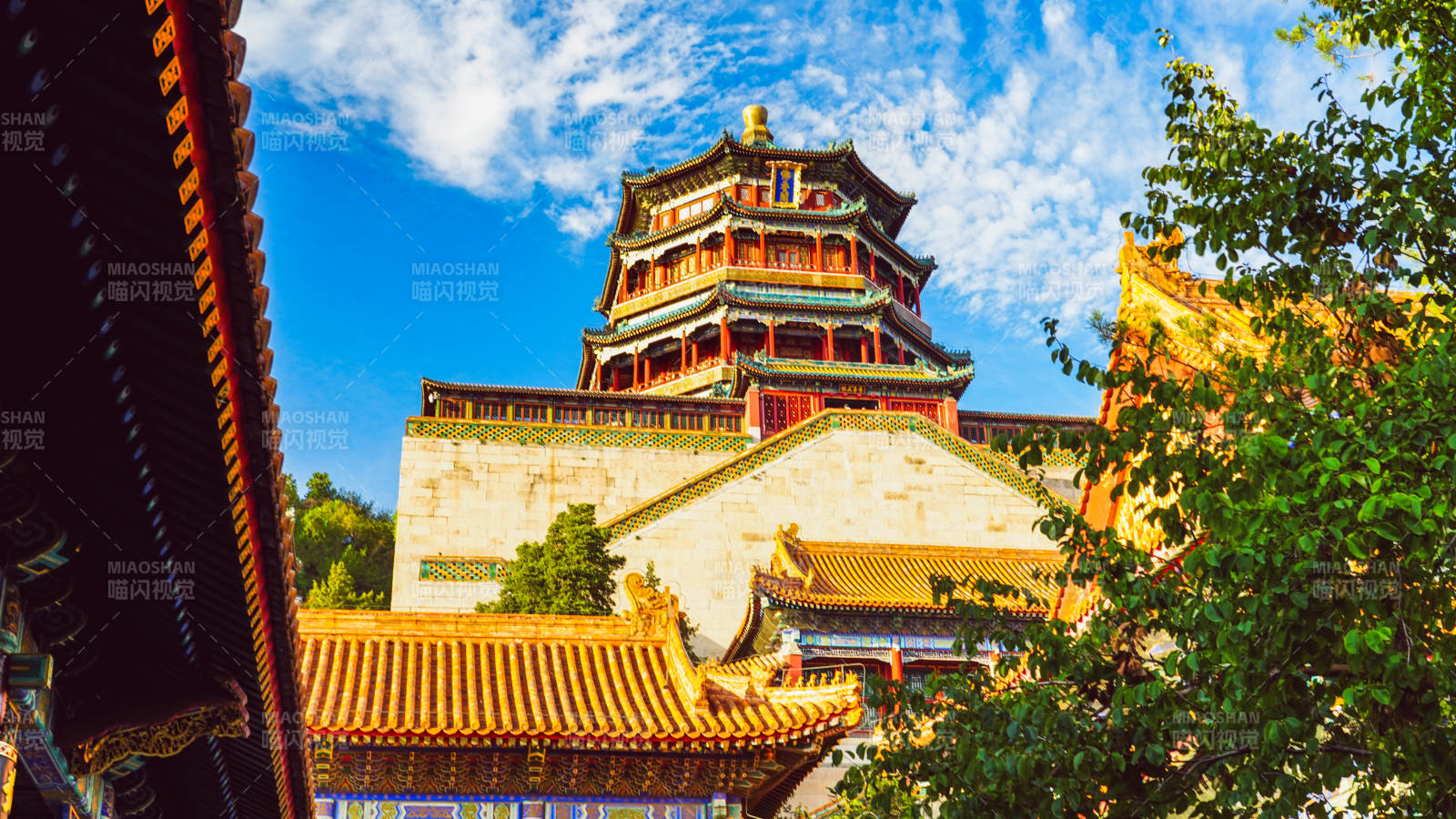 颐和园古塔映蓝天