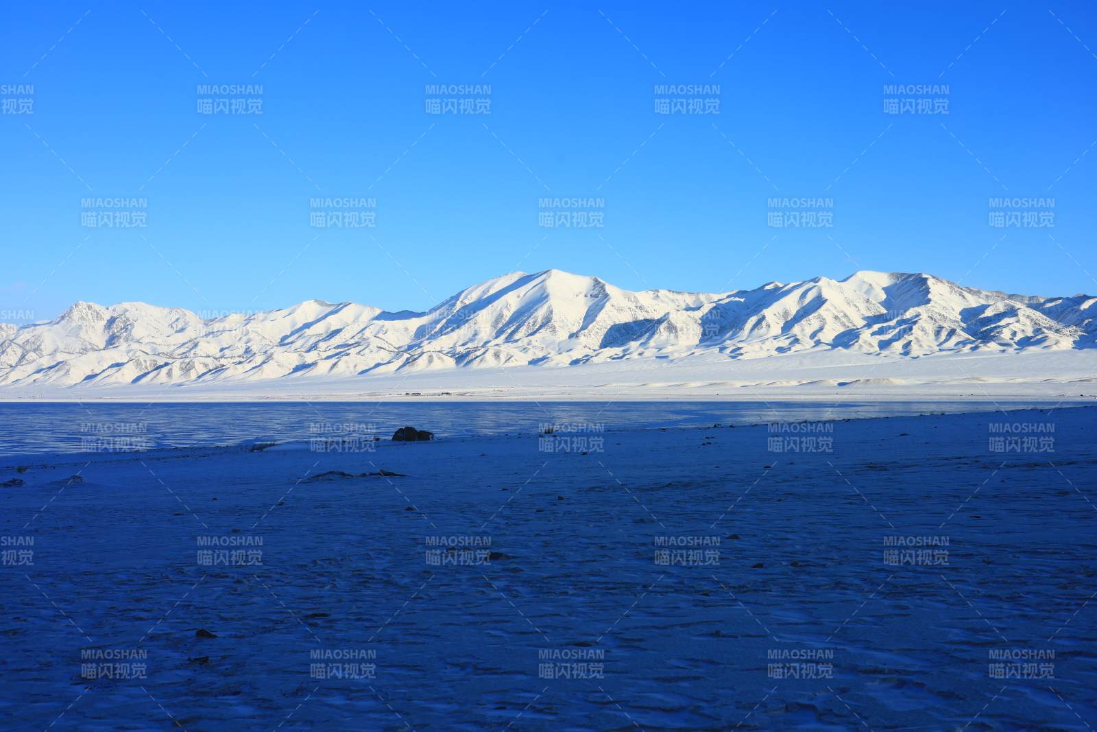 新疆雪山映湖水