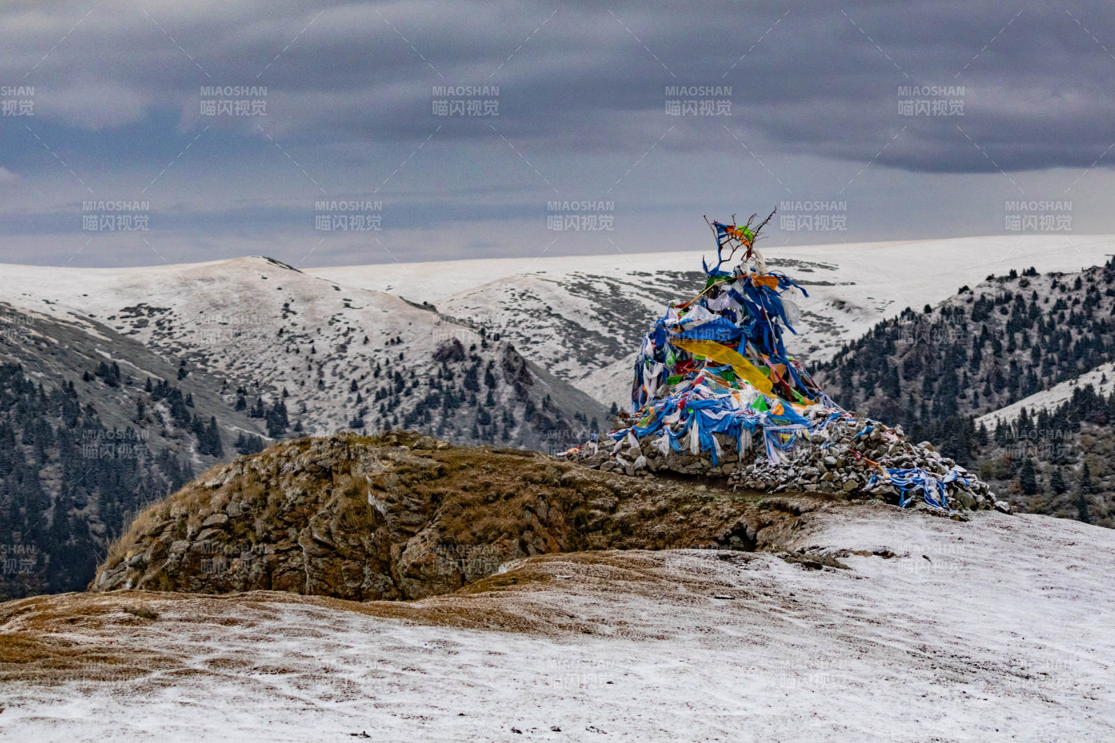 獨庫公路的雪山與經幡