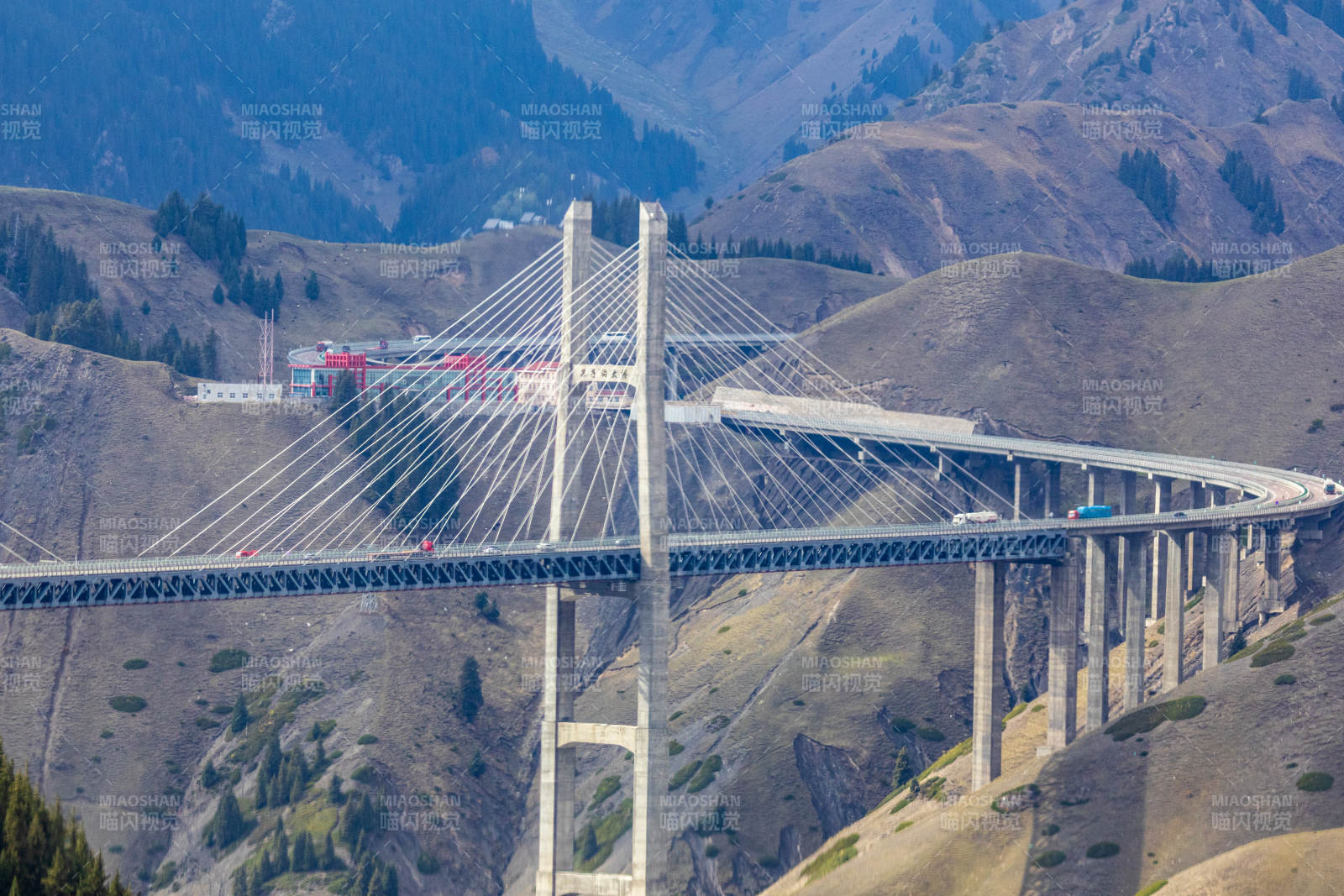 在新疆高山大桥风光