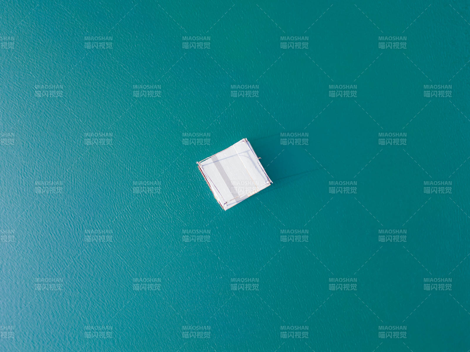 湖面上靜止的亭子