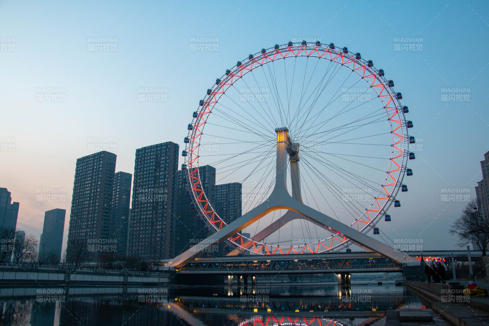 天津之眼摩天轮夜景倒影