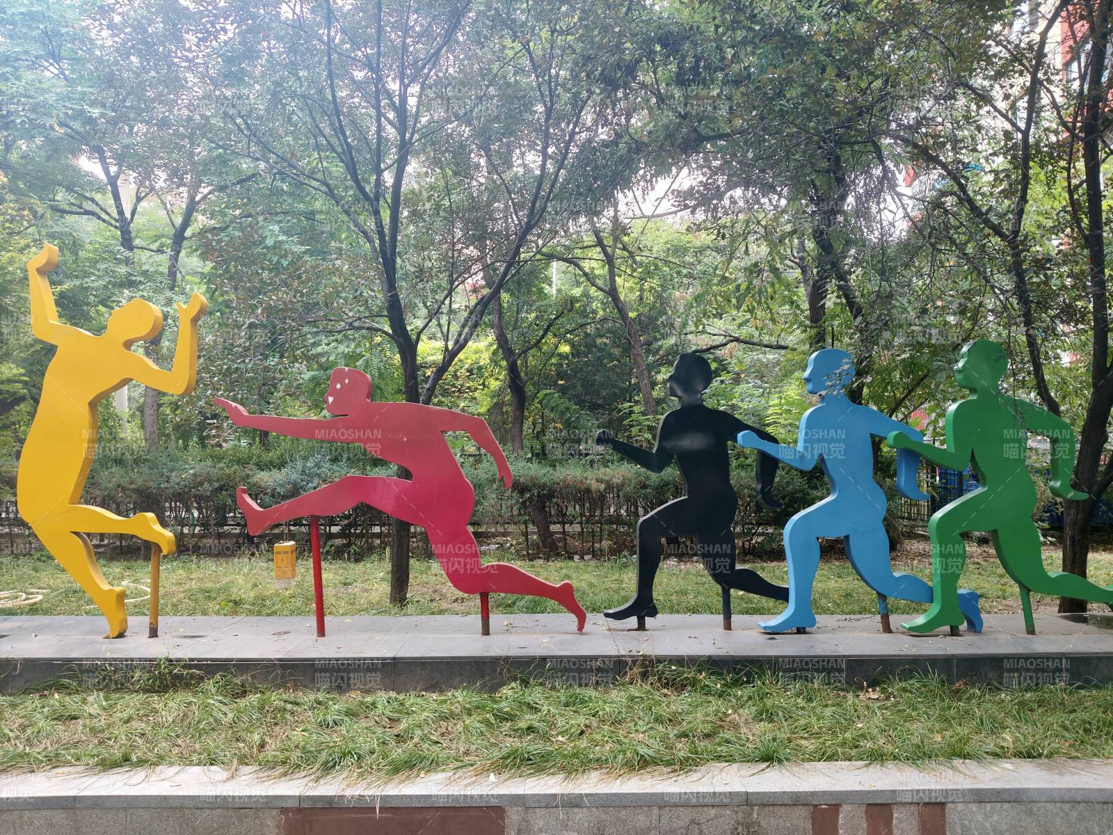 彩色奔跑剪影雕塑