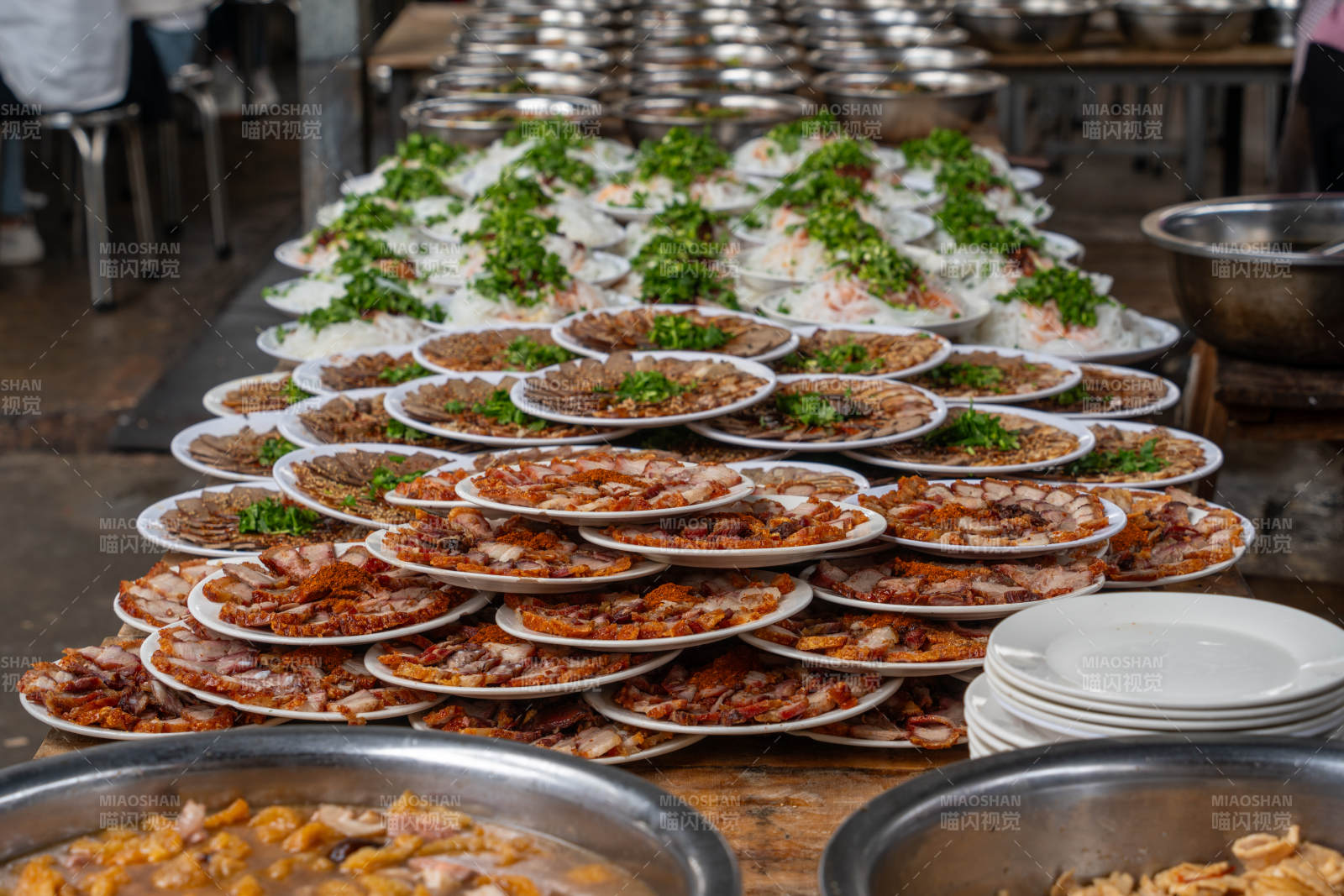 云南大理巍山彝族流水席婚宴上豐盛的美食