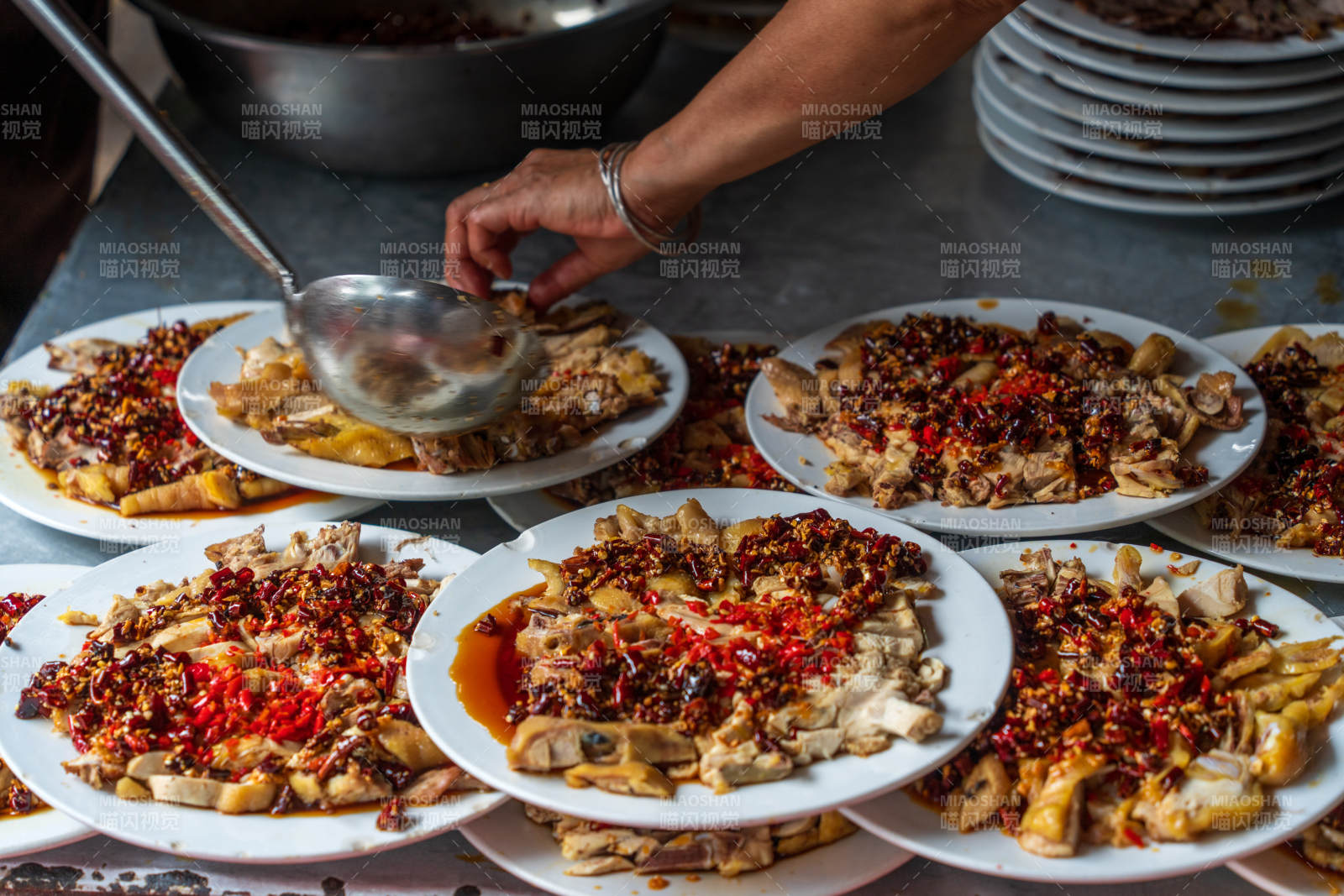 云南大理巍山流水席美食口水鸡的制作现场