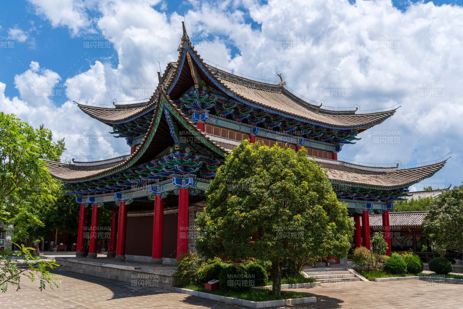 云南大理巍山古城等覺寺內的古建筑庭院風光