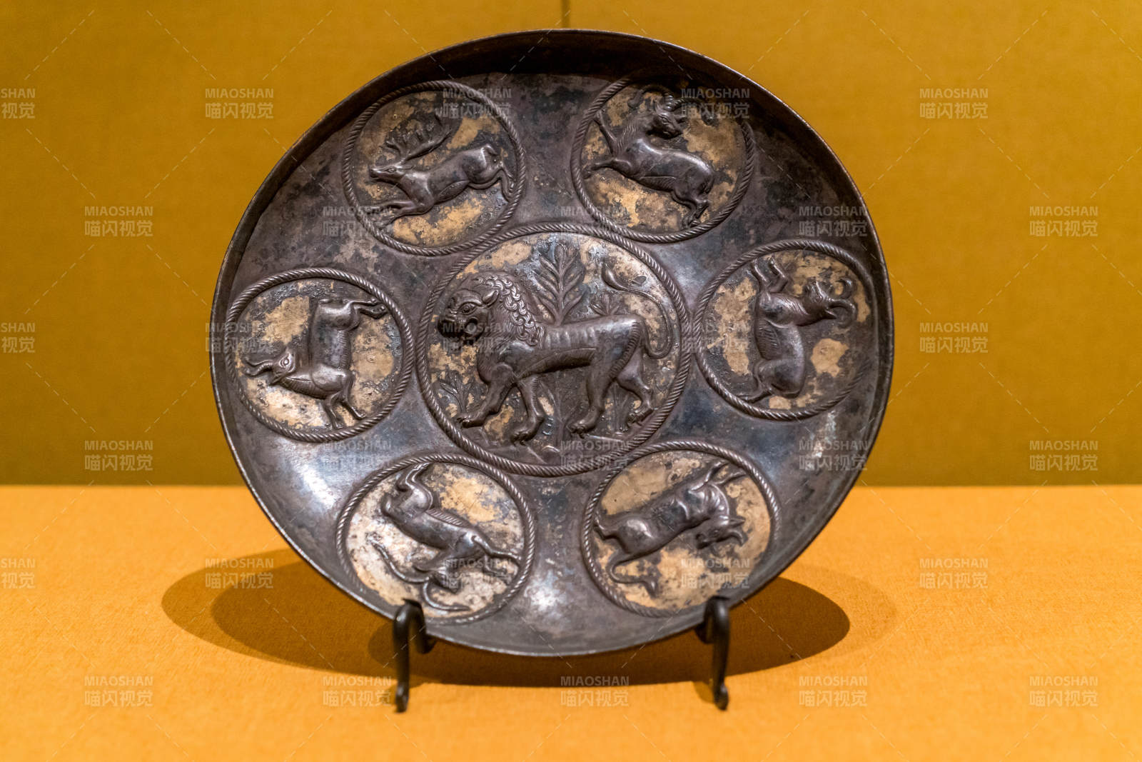 波斯薩珊王朝火法鍍金獅紋銀盤古銅盤獸紋飾