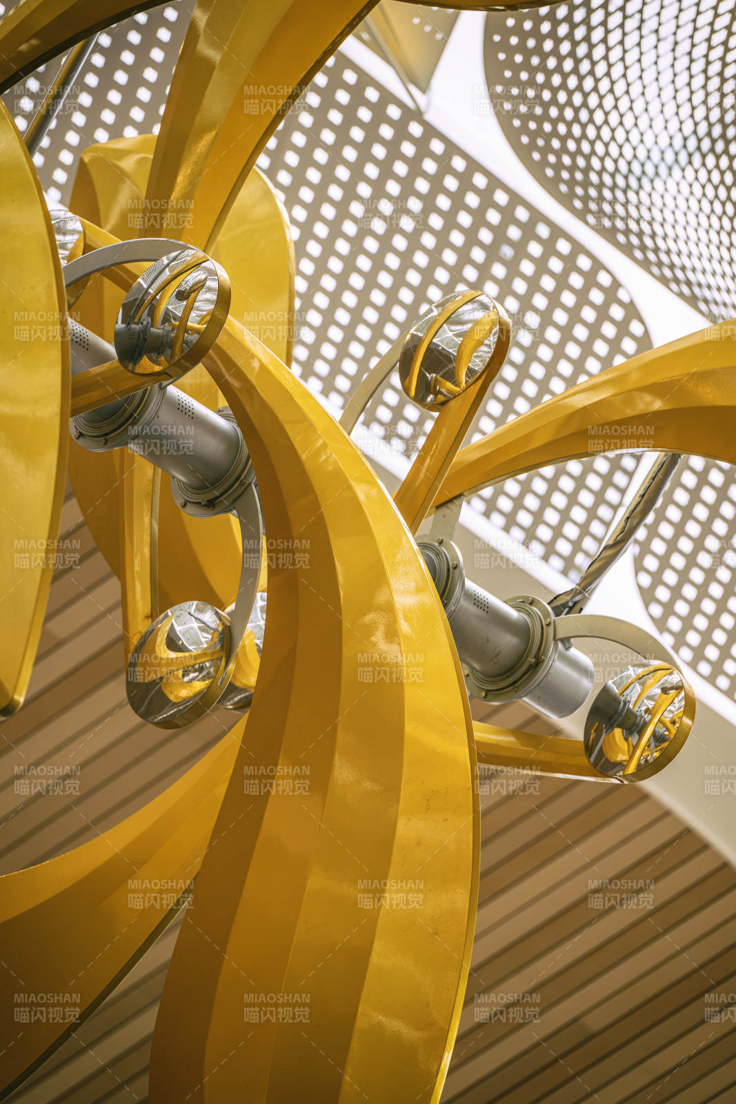 金色螺旋艺术装置