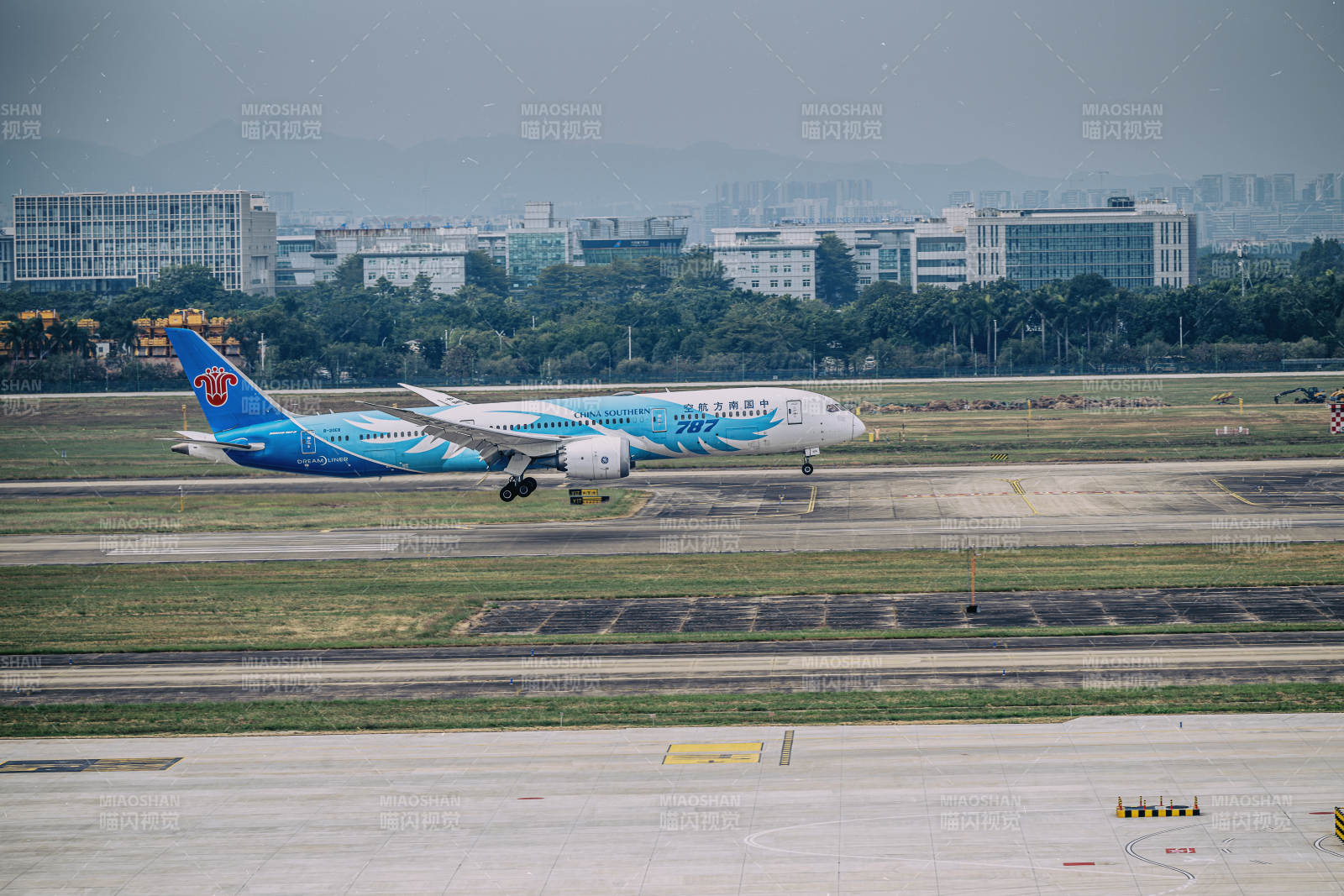 飞机滑行准备起飞