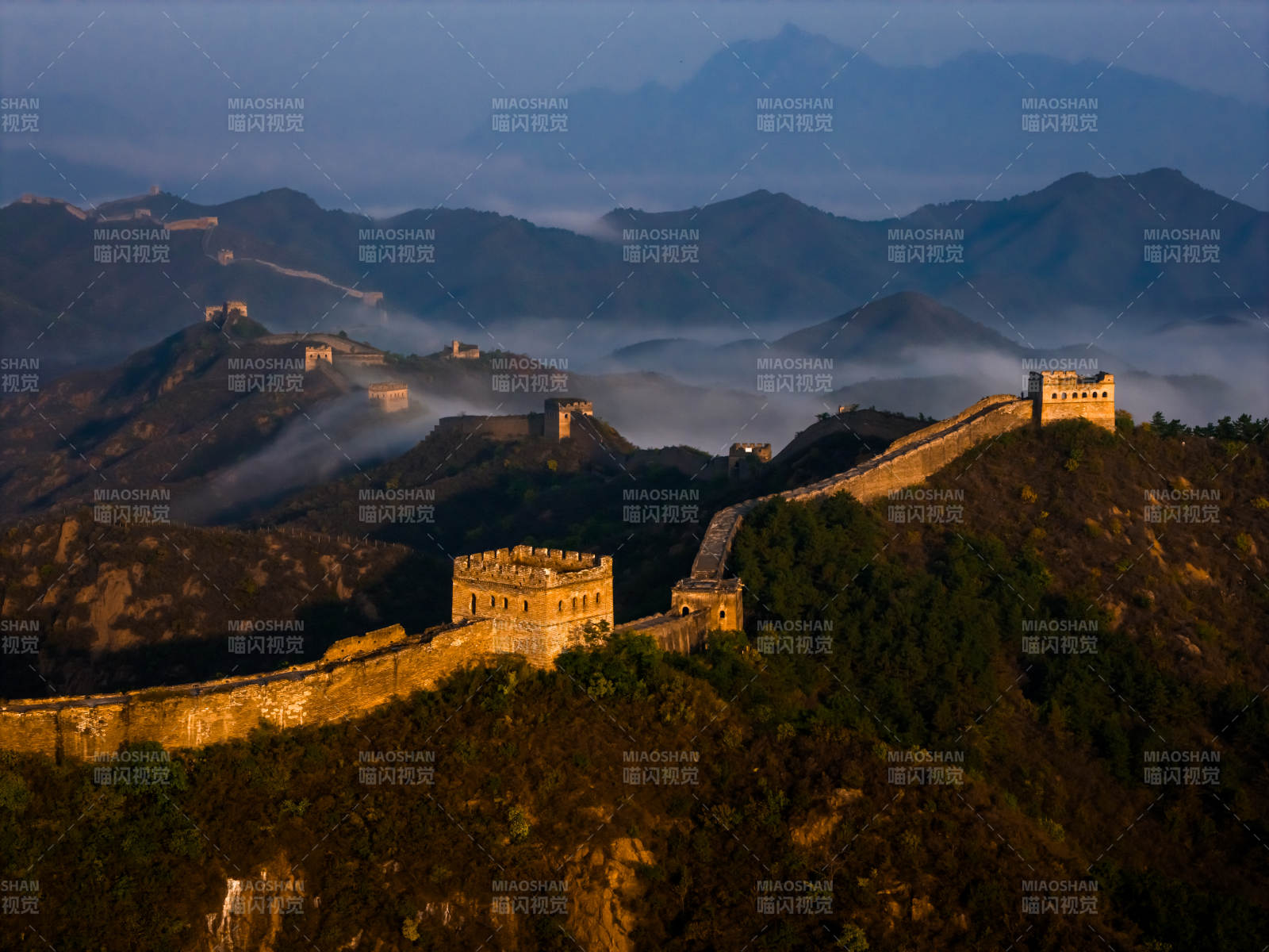 长城晨雾山峦
