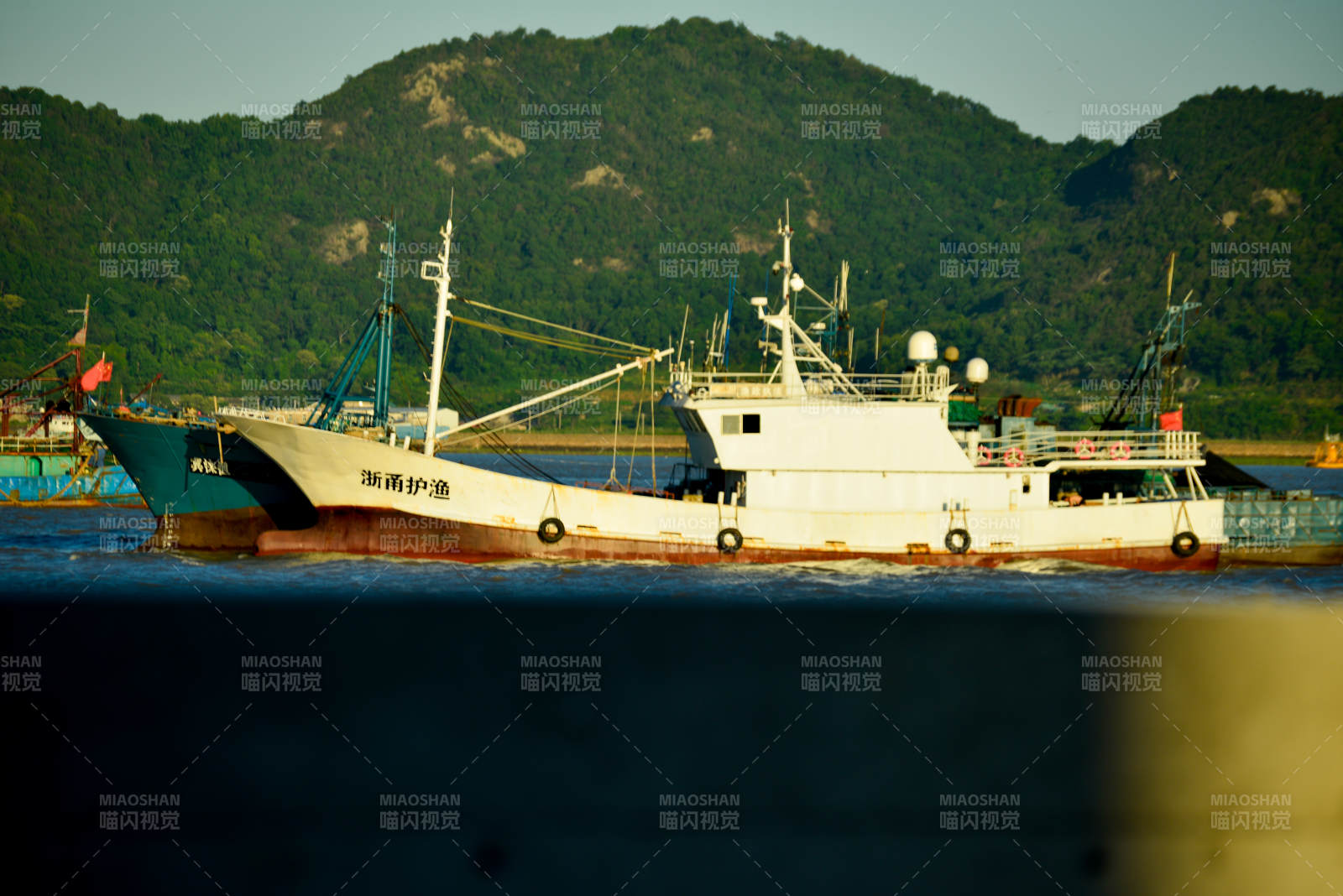 海巡船停泊港湾