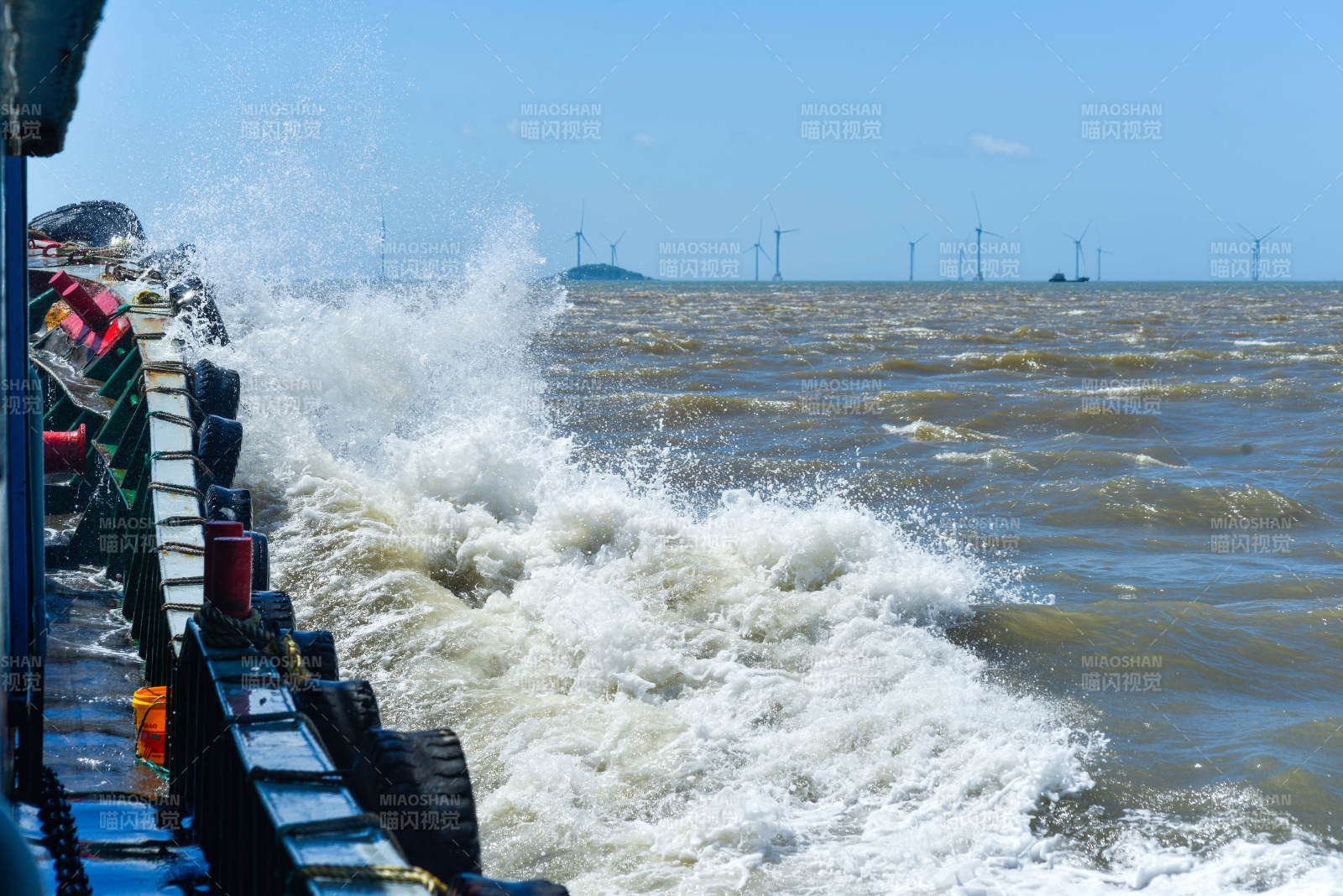 海浪拍打船舷
