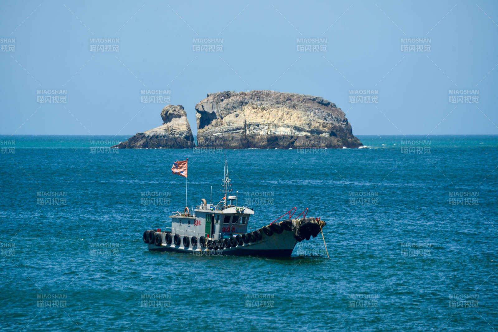 海釣船近孤島