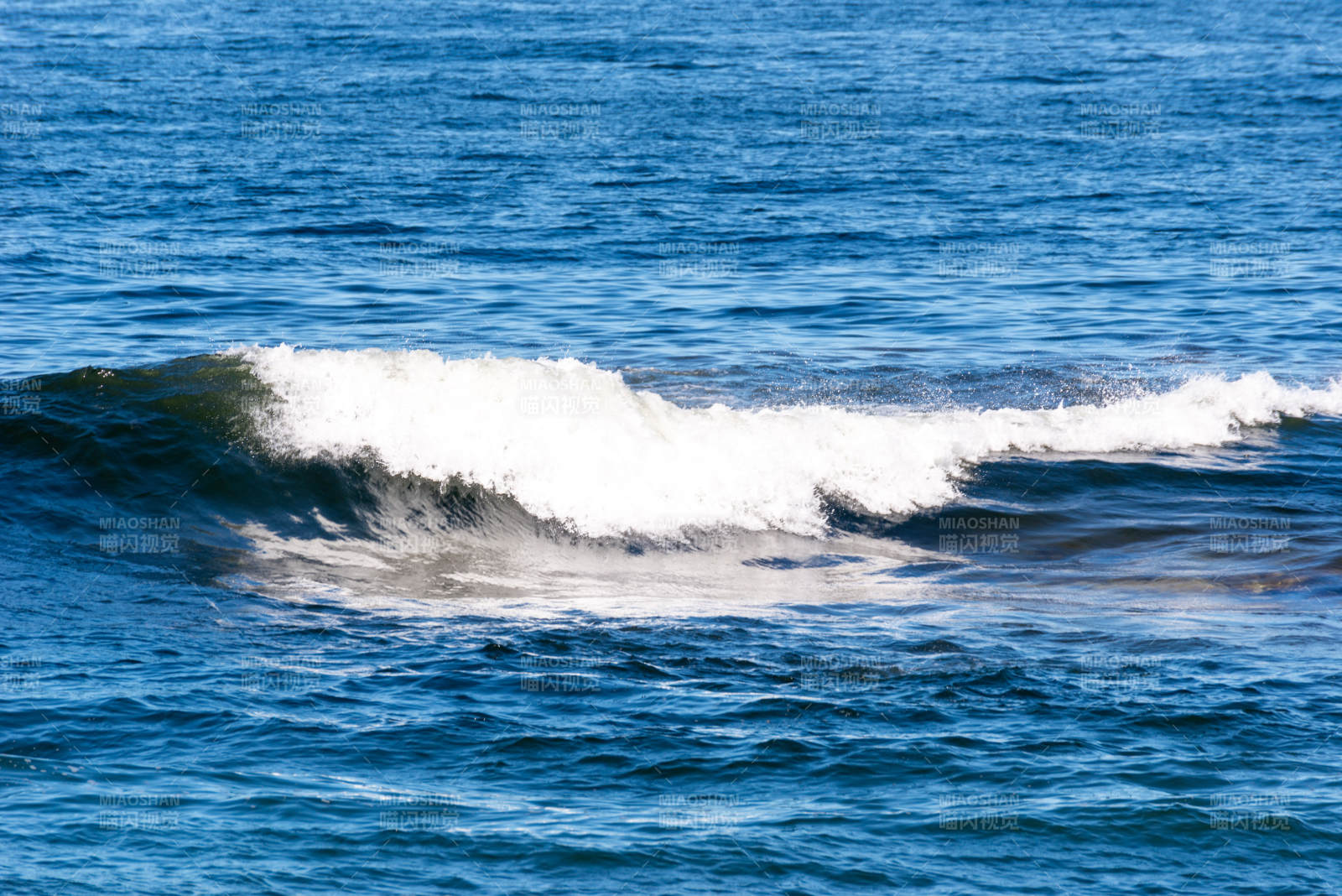 海浪翻涌