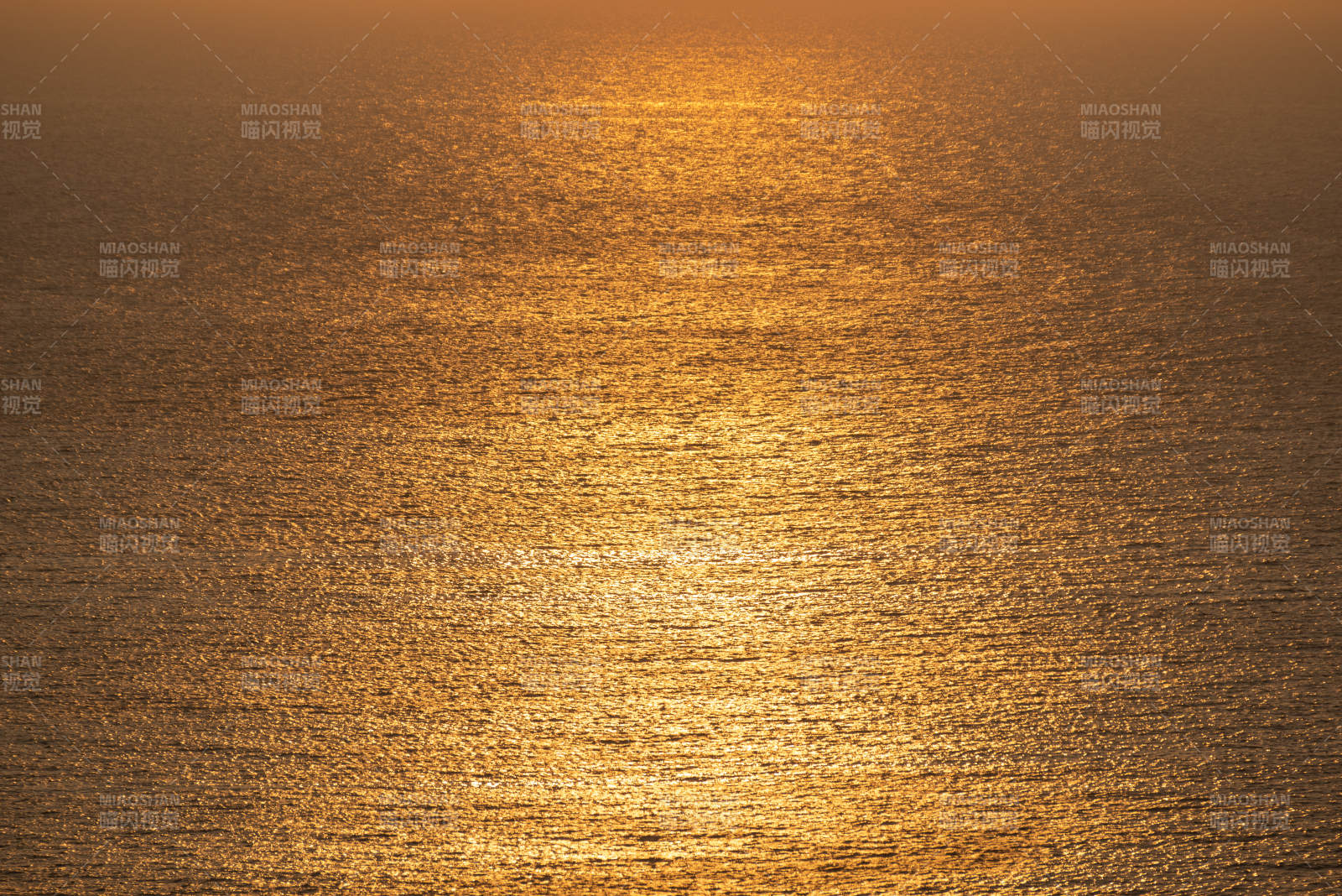 金色海面波光粼粼